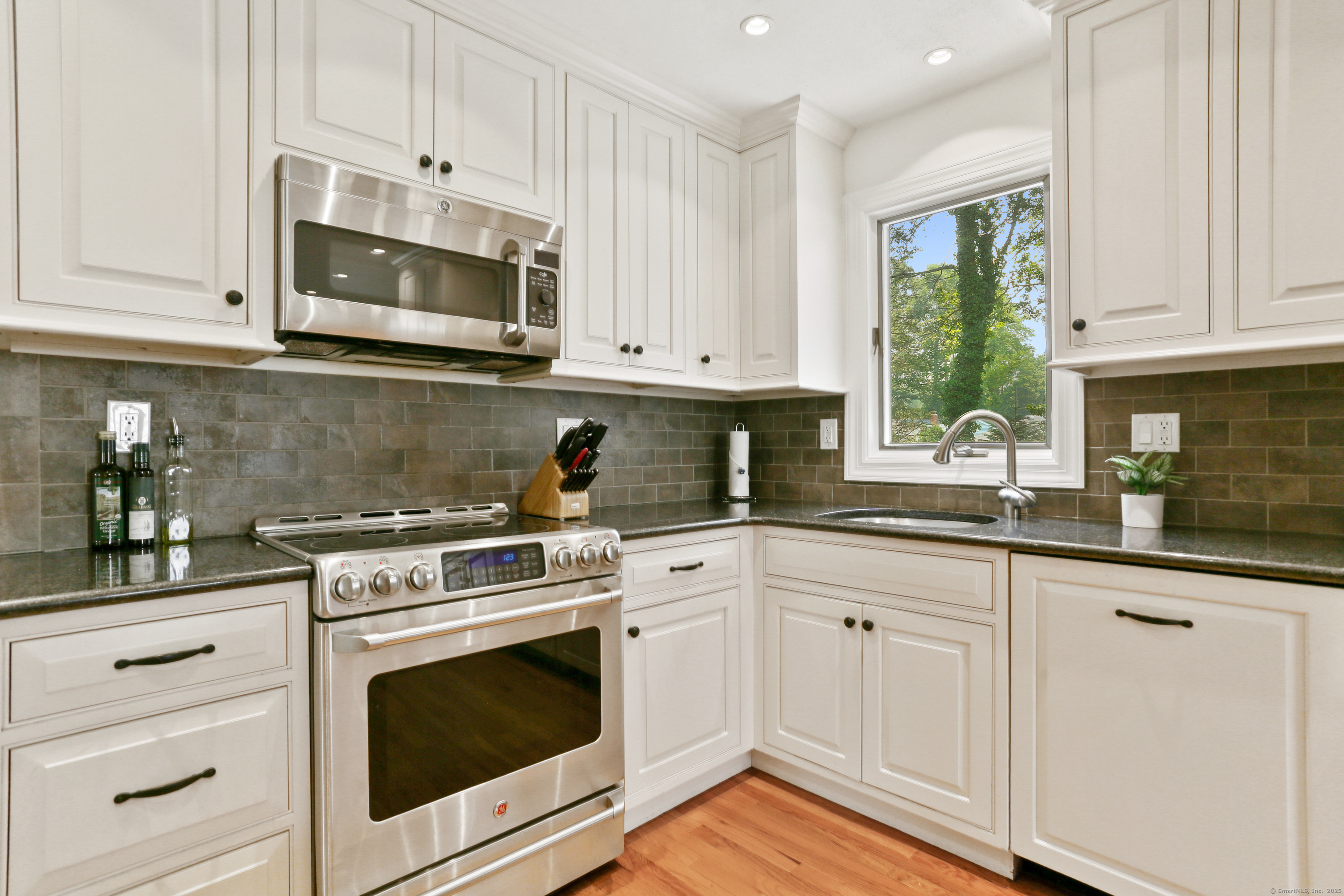 Fairfield, Connecticut, 06824, United States, 3 Bedrooms Bedrooms, ,2 BathroomsBathrooms,Residential,For Sale,1916978