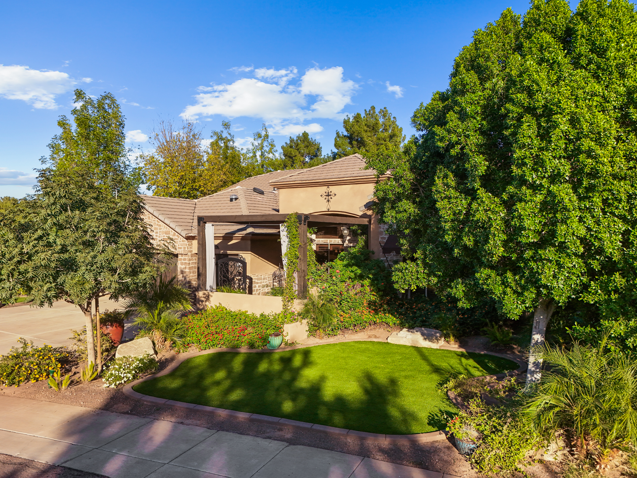 Tempe, Arizona, 85284, United States, 5 Bedrooms Bedrooms, ,3 BathroomsBathrooms,Residential,For Sale,1989924