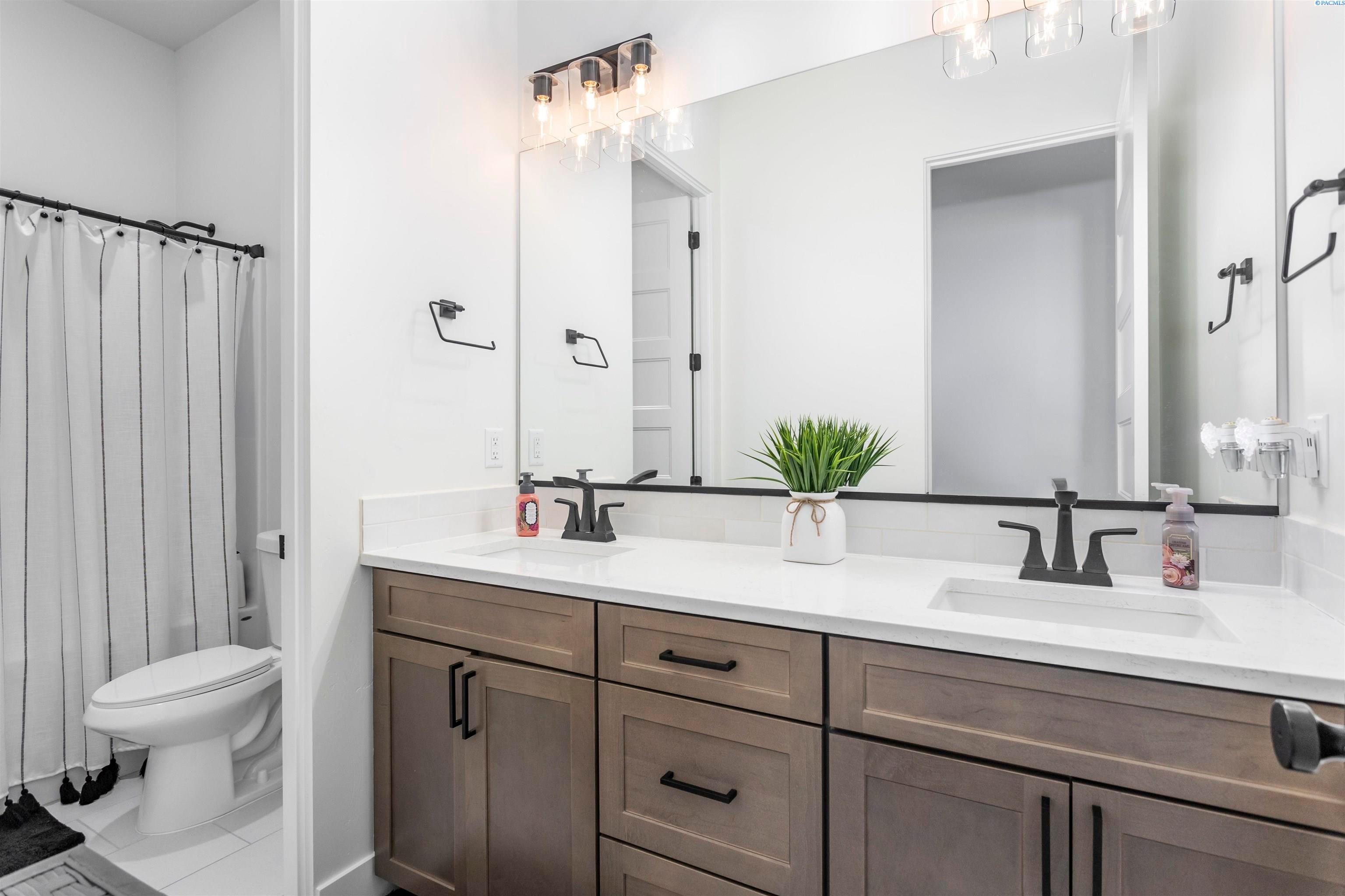 Kennewick, Washington, 99338, United States, 4 Bedrooms Bedrooms, ,3 BathroomsBathrooms,Residential,For Sale,2010743