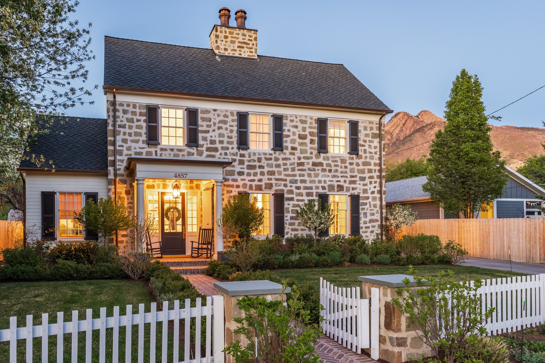  Timeless Colonial Charm Meets Refined Modern Luxury In This Storybook Retreat - 物件實景