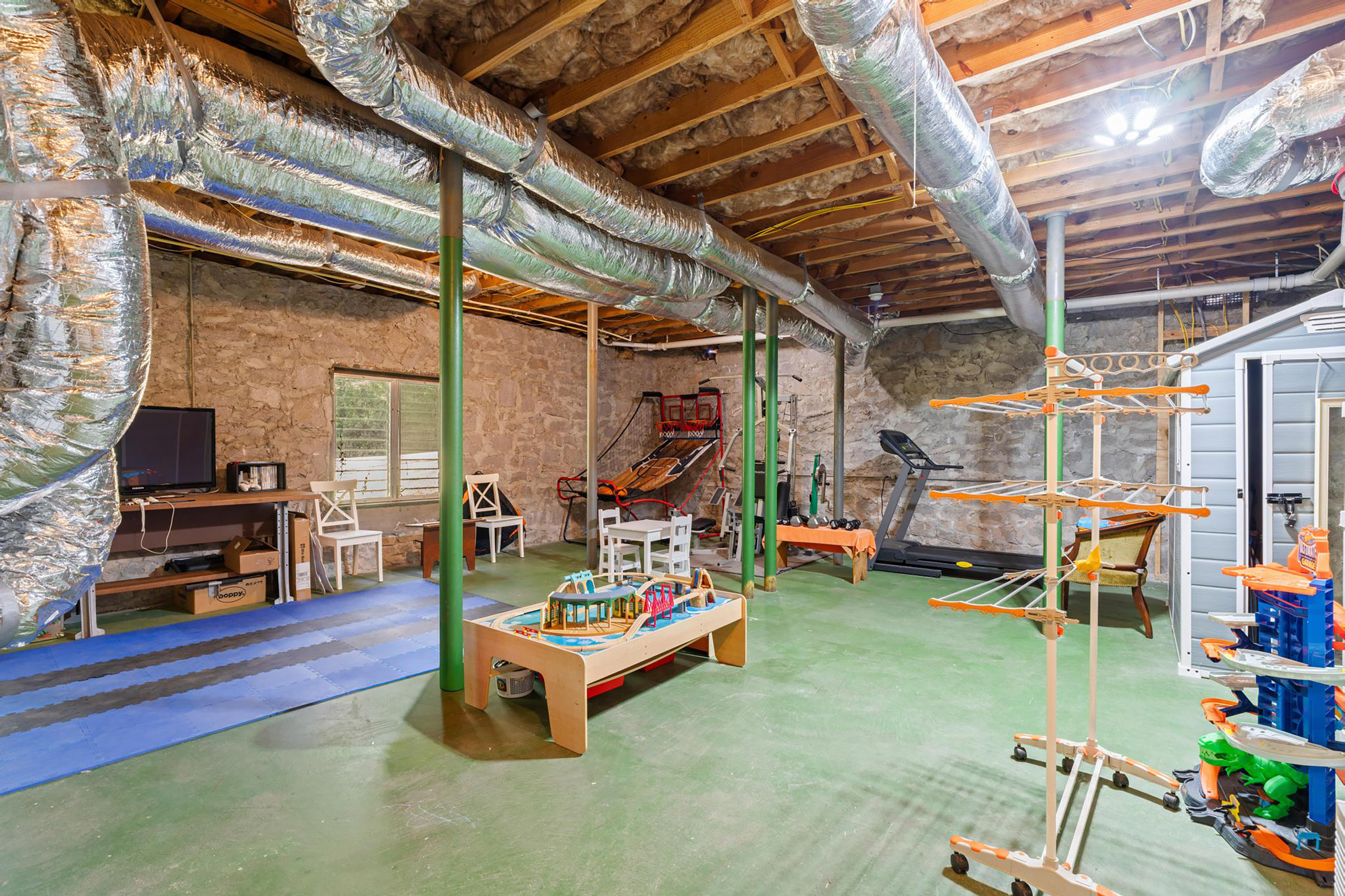  Lovely Ranch Home with Striking Curb Appeal and Modern Updates - 物件實景