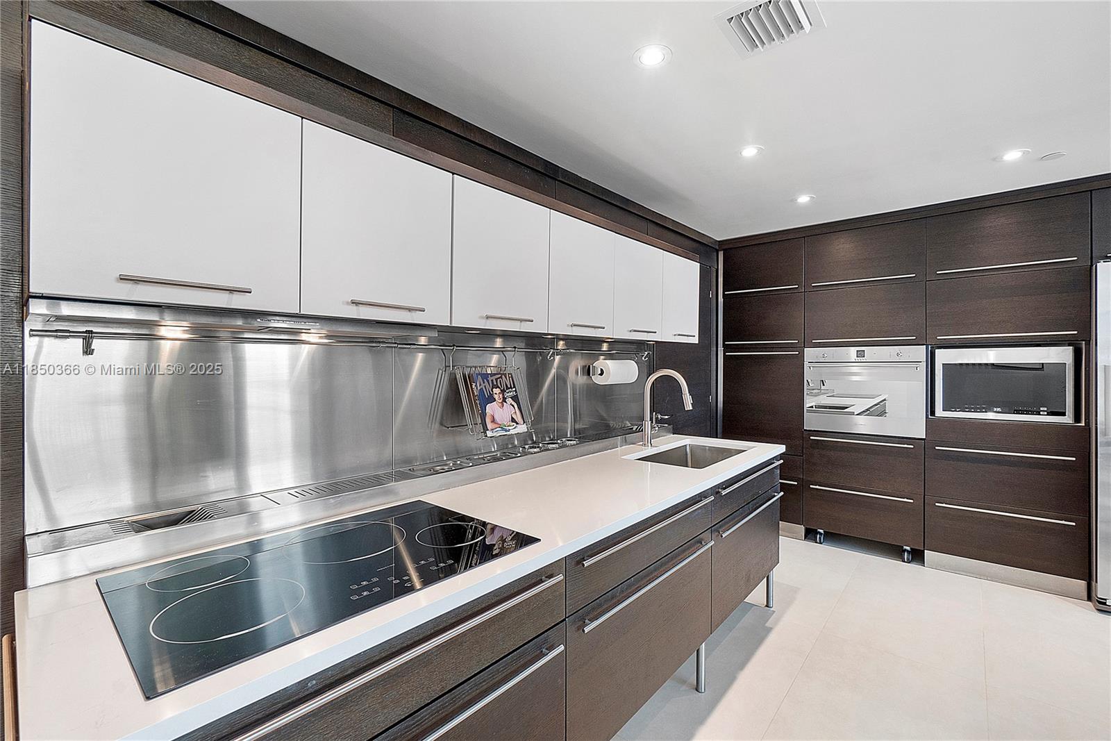 Miami Beach, Florida, 33140, United States, 1 Bedroom Bedrooms, ,1 BathroomBathrooms,Residential,For Sale,1906167