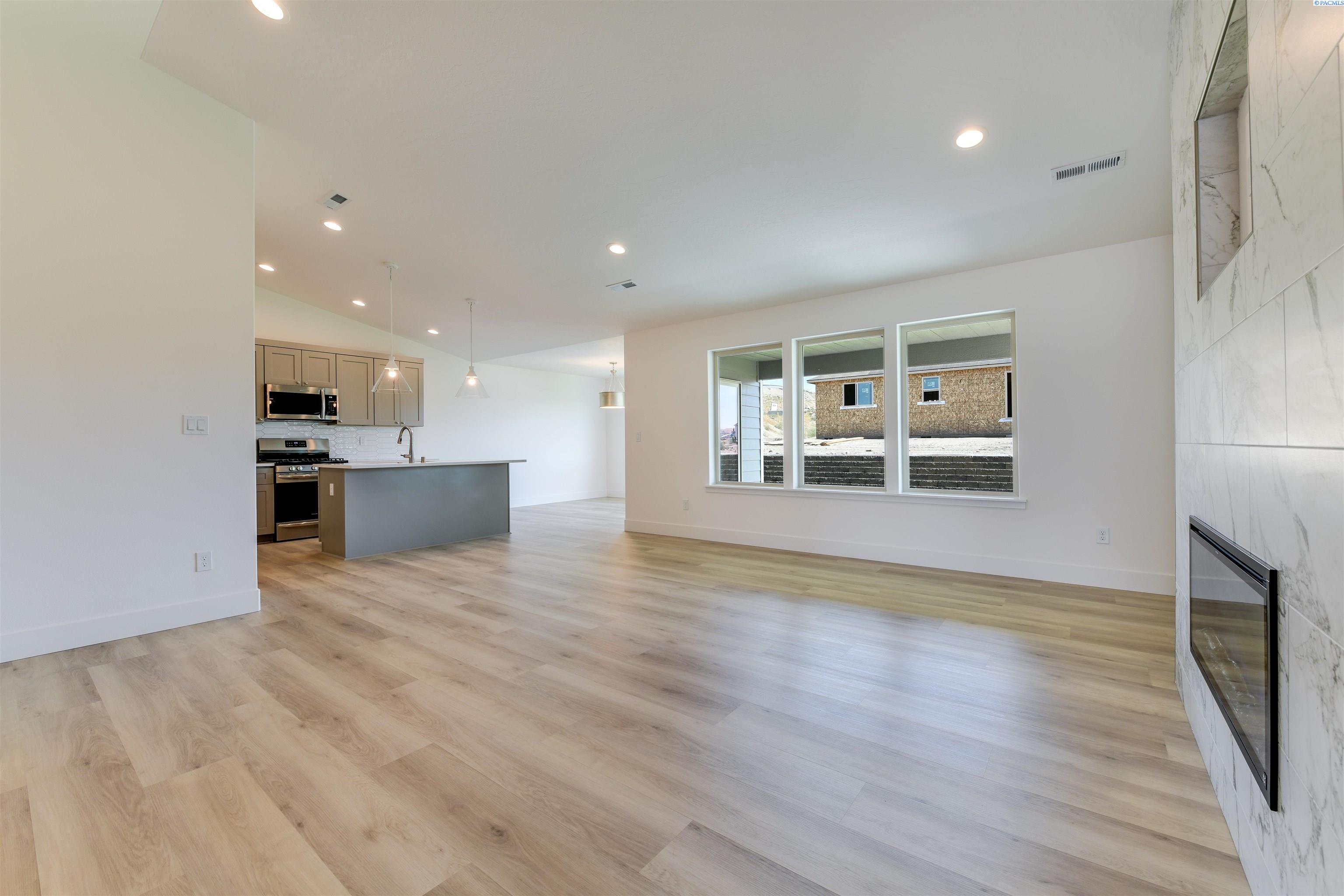 Kennewick, Washington, 99338, United States, 3 Bedrooms Bedrooms, ,1 BathroomBathrooms,Residential,For Sale,1901693