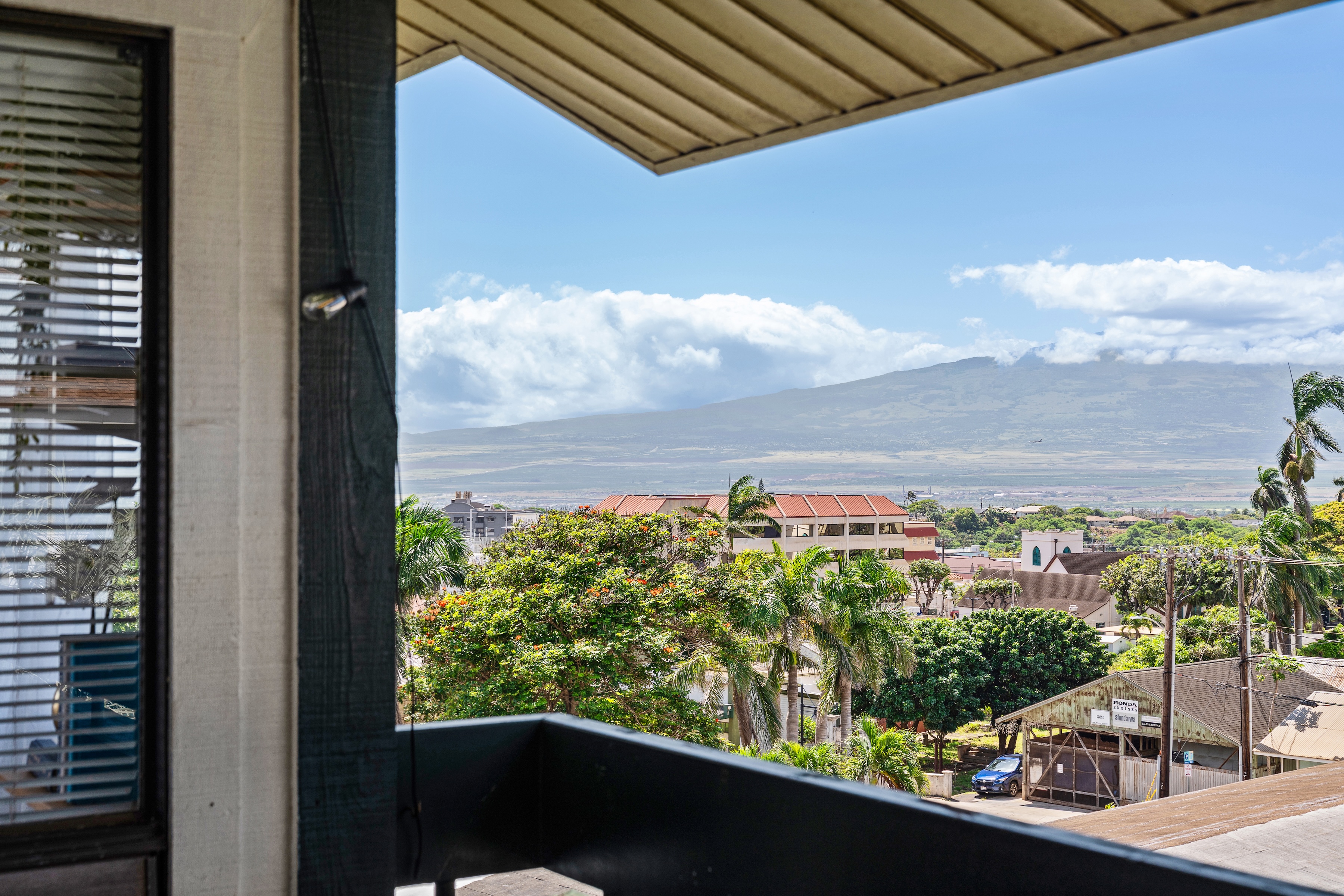  Centrally Located Living with Vaulted Ceilings and Views - 物件實景