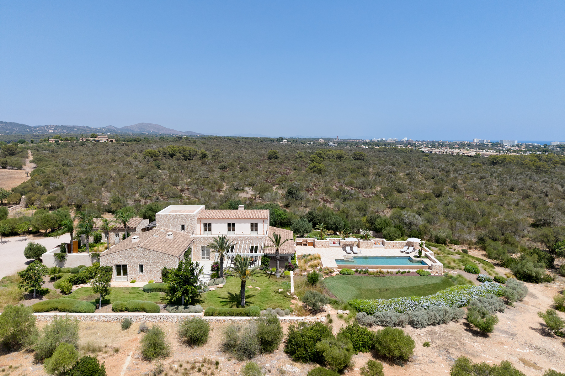  Mallorcan estate with pool and sea views in Portocolom, Mallorca - 物件實景