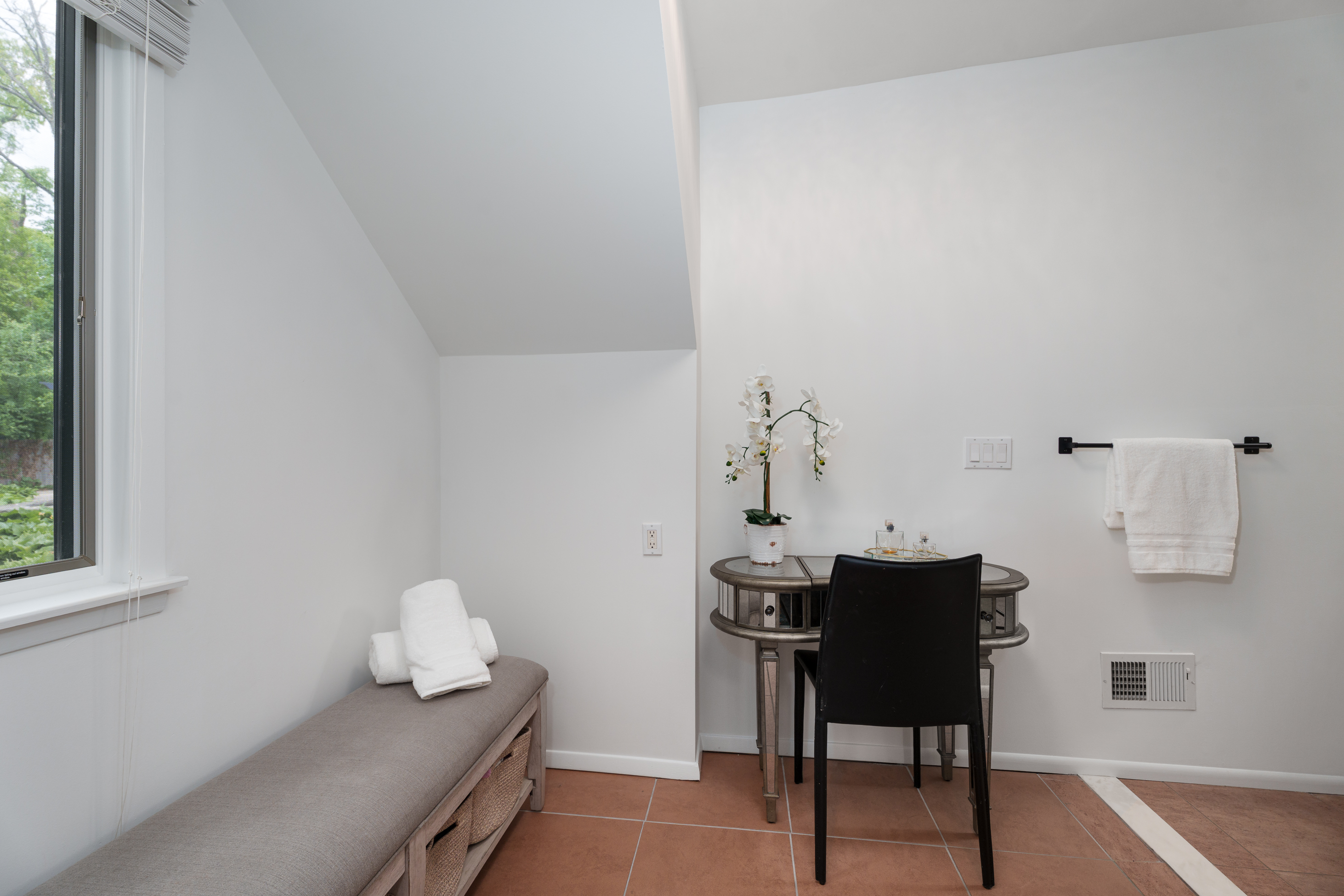  Coveted Western Section Mid-Century Modern Home with an Adaptable Floor Plan - 物件實景
