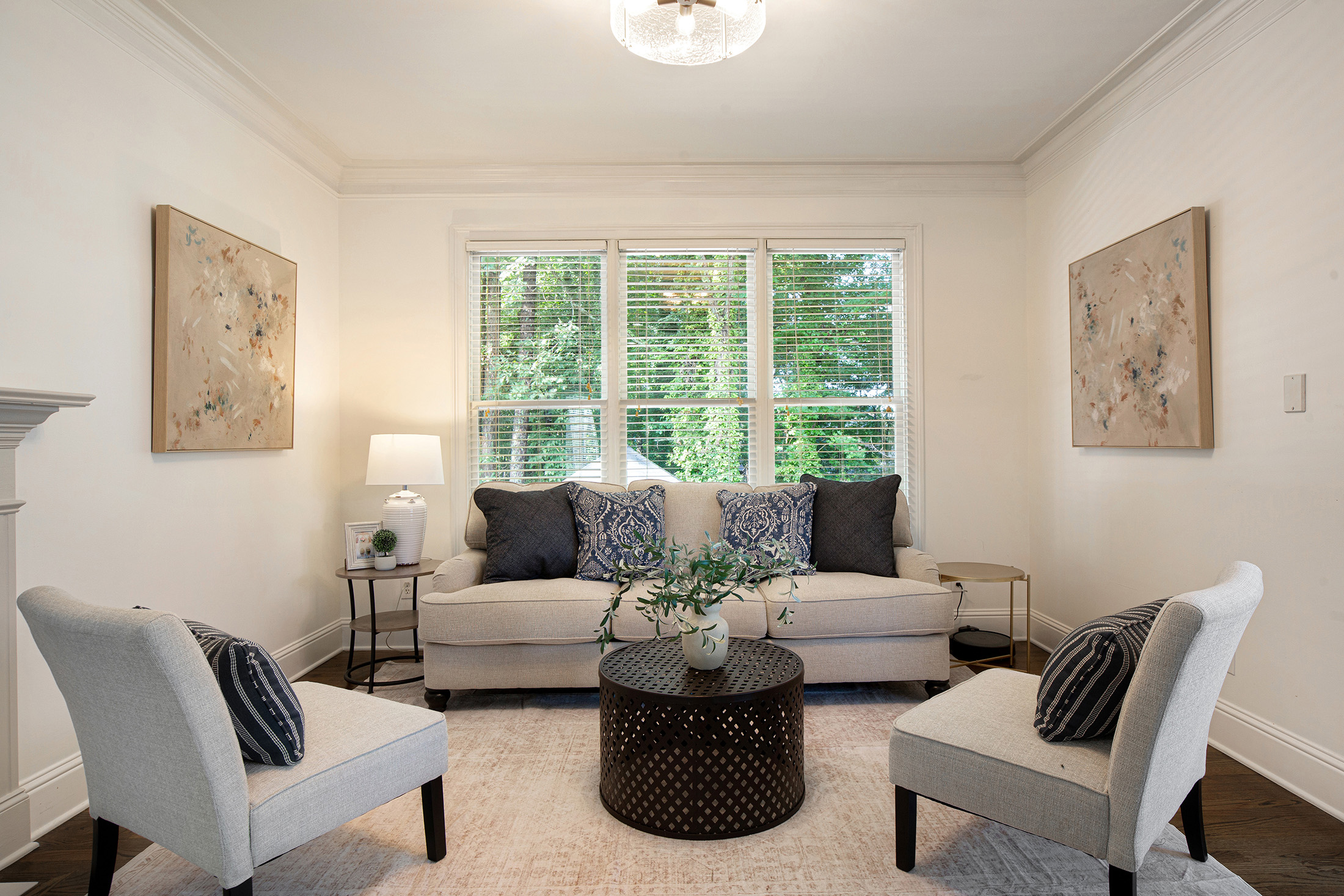  Welcome Home to this Beautifully Appointed White Brick Home - 物件實景