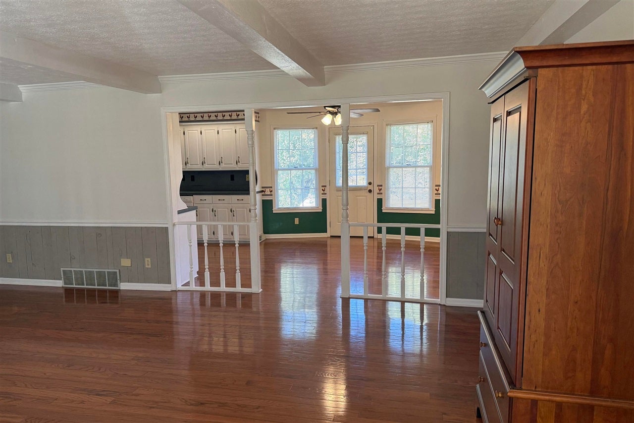 Scottsville, Kentucky, 42164, United States, 4 Bedrooms Bedrooms, ,3 BathroomsBathrooms,Residential,For Sale,1995978