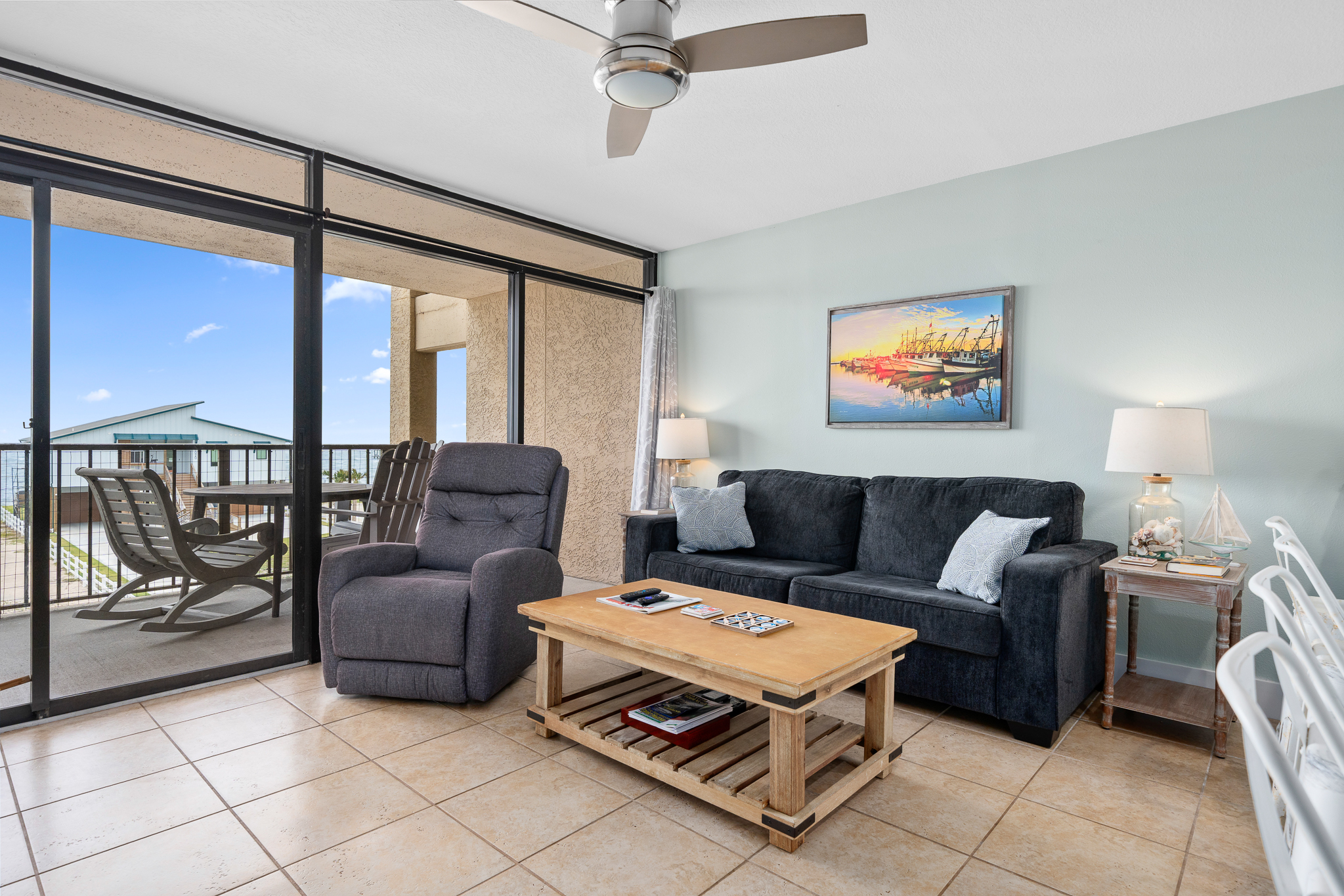  STUNNING WATERFRONT CONDO WITH MODERN UPDATES & SPECTACULAR VIEWS - 物件實景