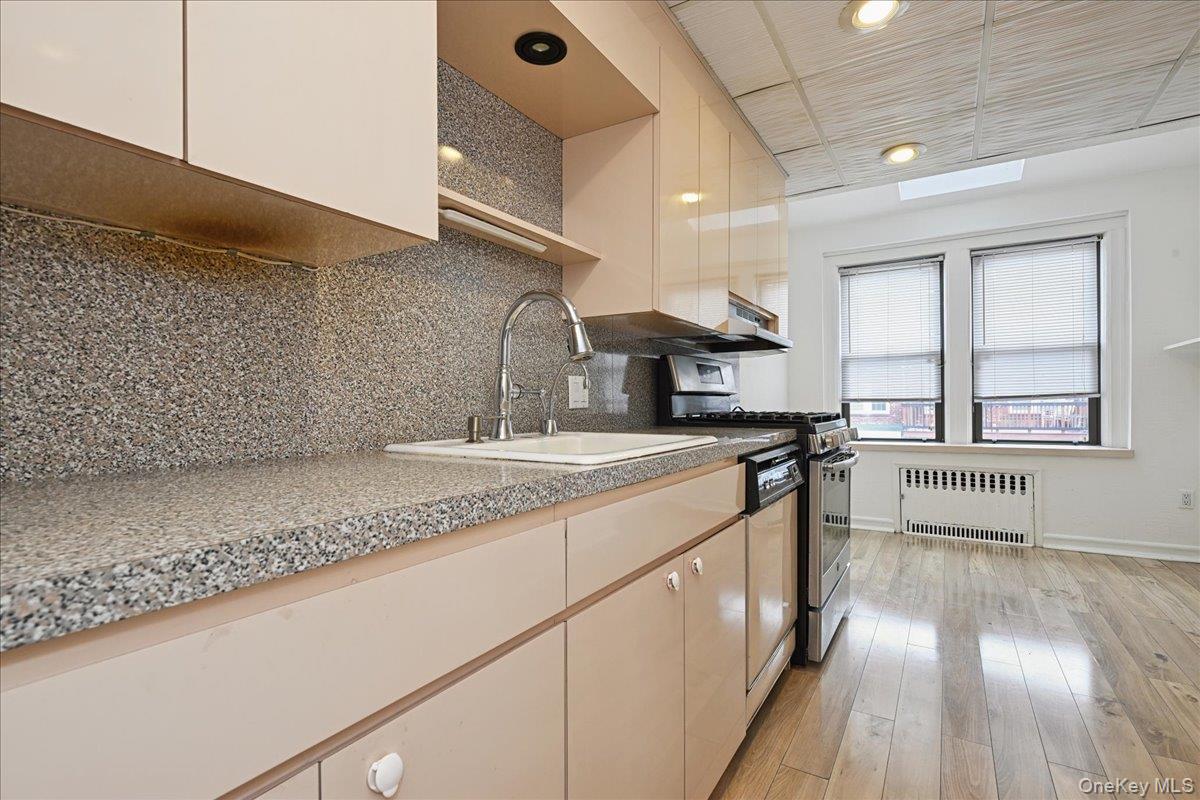 Valley Stream, New York, 11581, United States, 3 Bedrooms Bedrooms, ,2 BathroomsBathrooms,Residential,For Sale,1998416