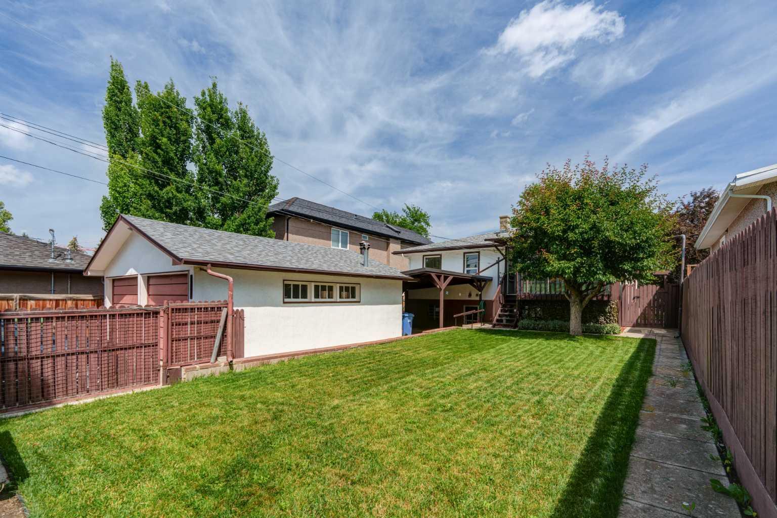 CALGARY, Alberta, T3E 2S7, CA, 3 Bedrooms Bedrooms, ,2 BathroomsBathrooms,Residential,For Sale,1896570