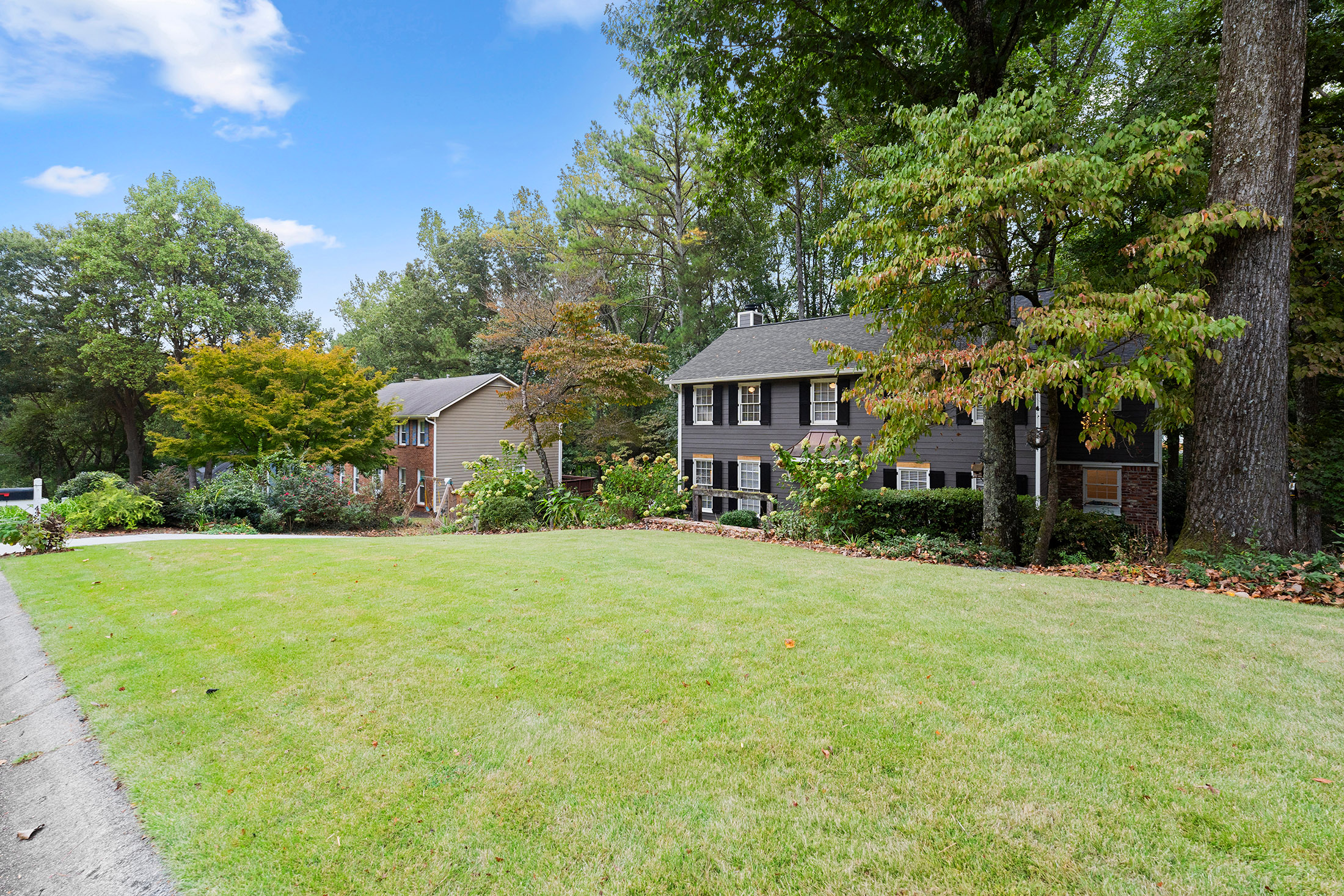  Beautifully Transformed Home in Lassiter School District - 物件實景