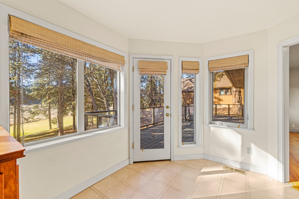 KLAMATH FALLS, Oregon, 97601, United States, 3 Bedrooms Bedrooms, ,4 BathroomsBathrooms,Residential,For Sale,1981715