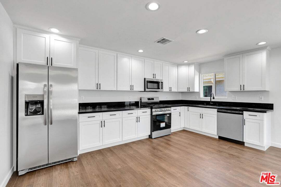 Reseda, California, 91335, United States, 10 Bedrooms Bedrooms, ,Residential,For Sale,1906500