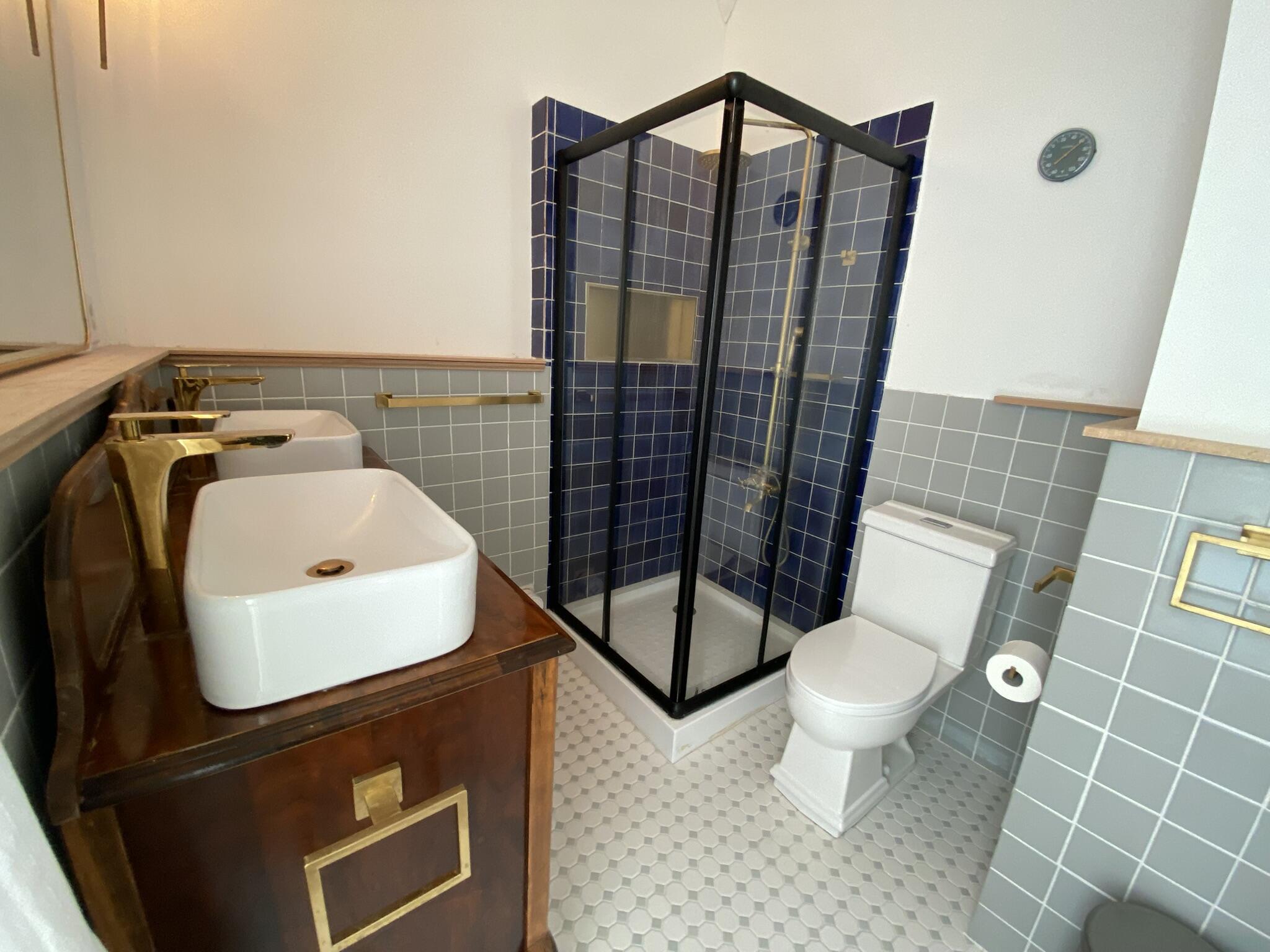 La Crosse, Wisconsin, 54601, United States, 6 Bedrooms Bedrooms, ,5 BathroomsBathrooms,Residential,For Sale,2018389