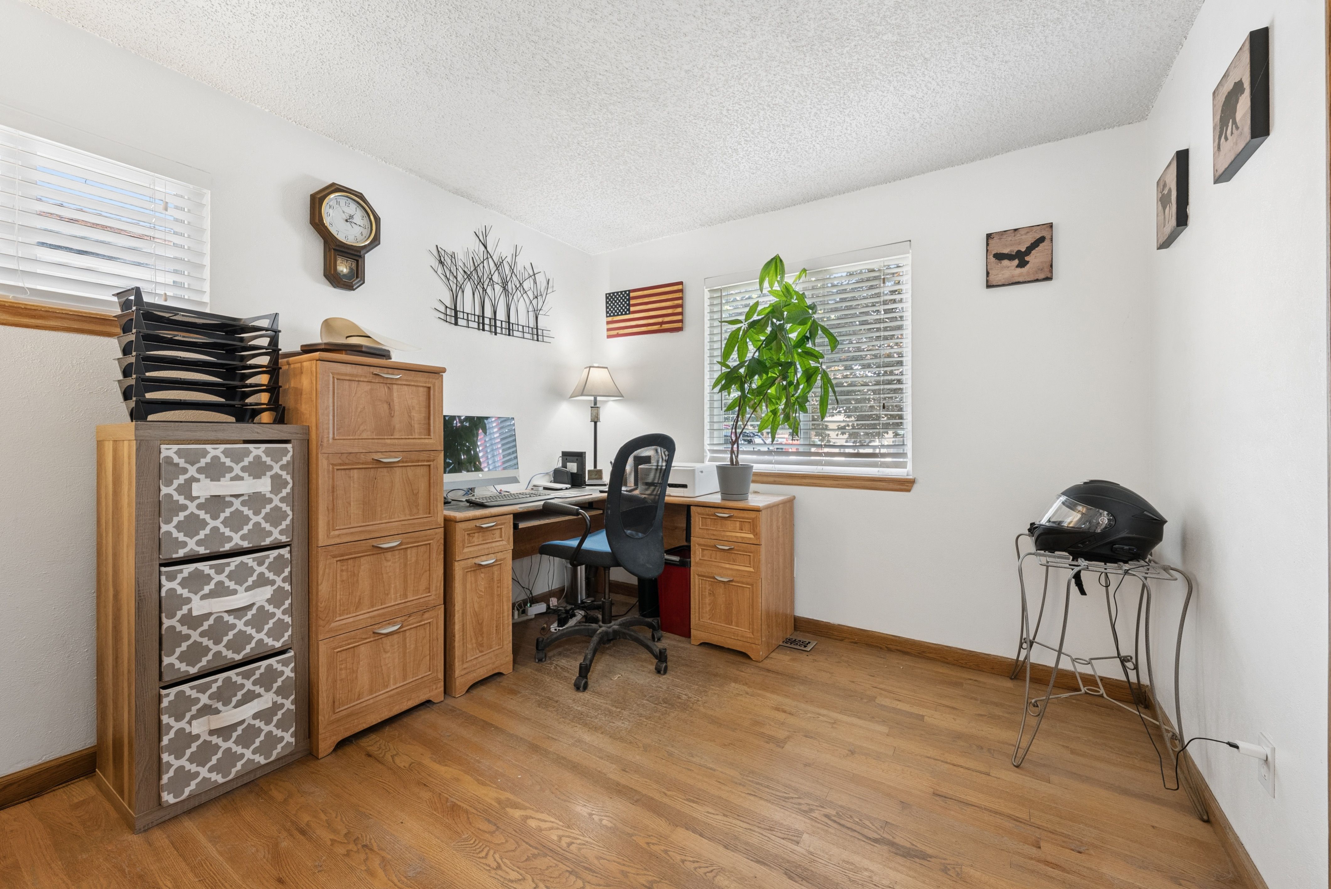  Charming and Well Maintained Home on a Large Corner Lot - 物件實景