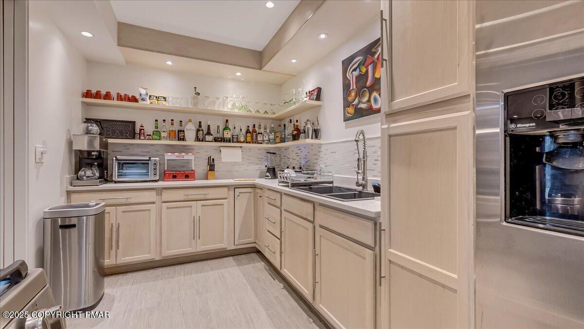 East Stroudsburg, Pennsylvania, 18302, United States, 5 Bedrooms Bedrooms, ,4 BathroomsBathrooms,Residential,For Sale,1980579