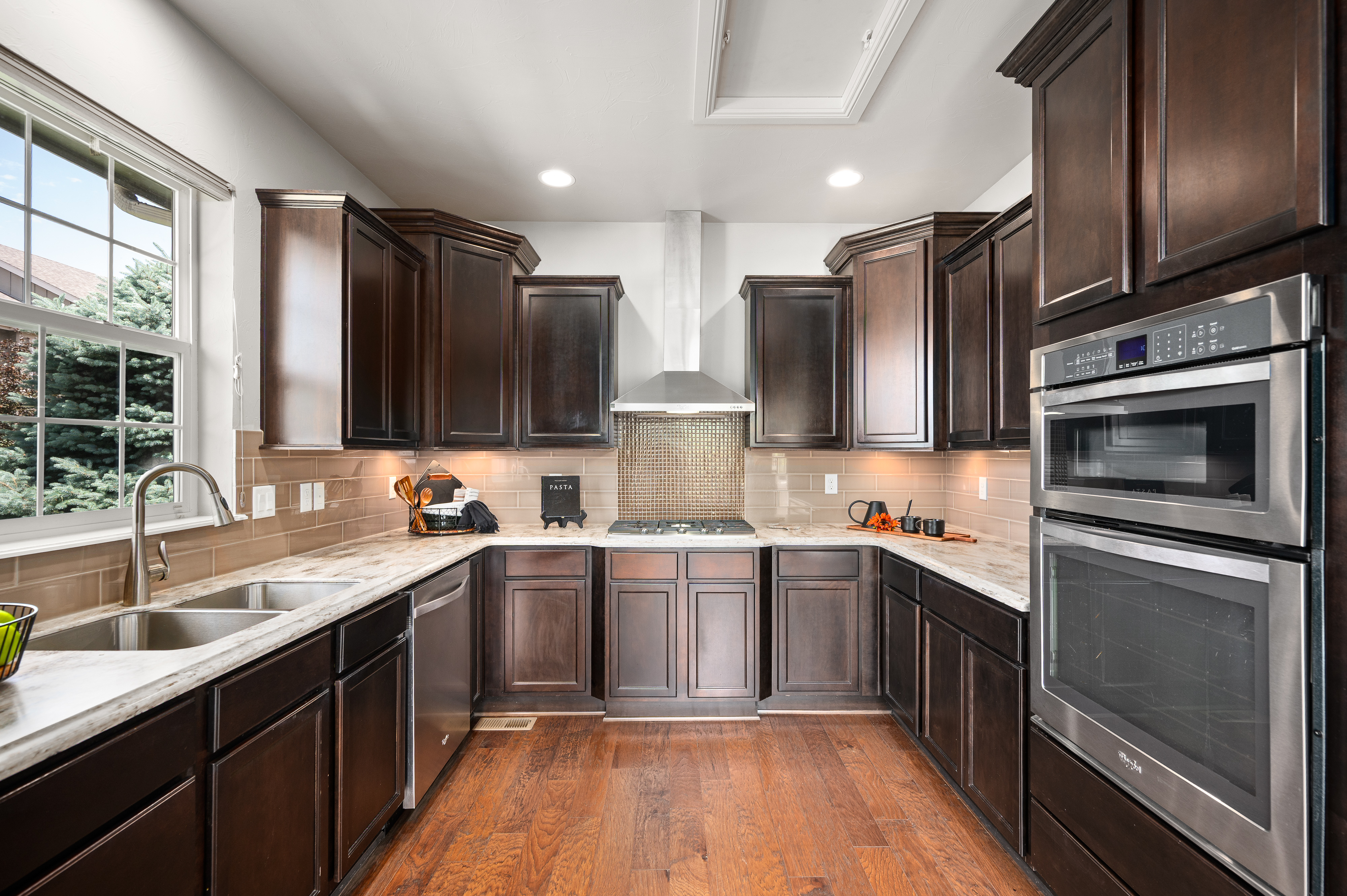  Pristine And Charming End Unit Townhome - 物件實景