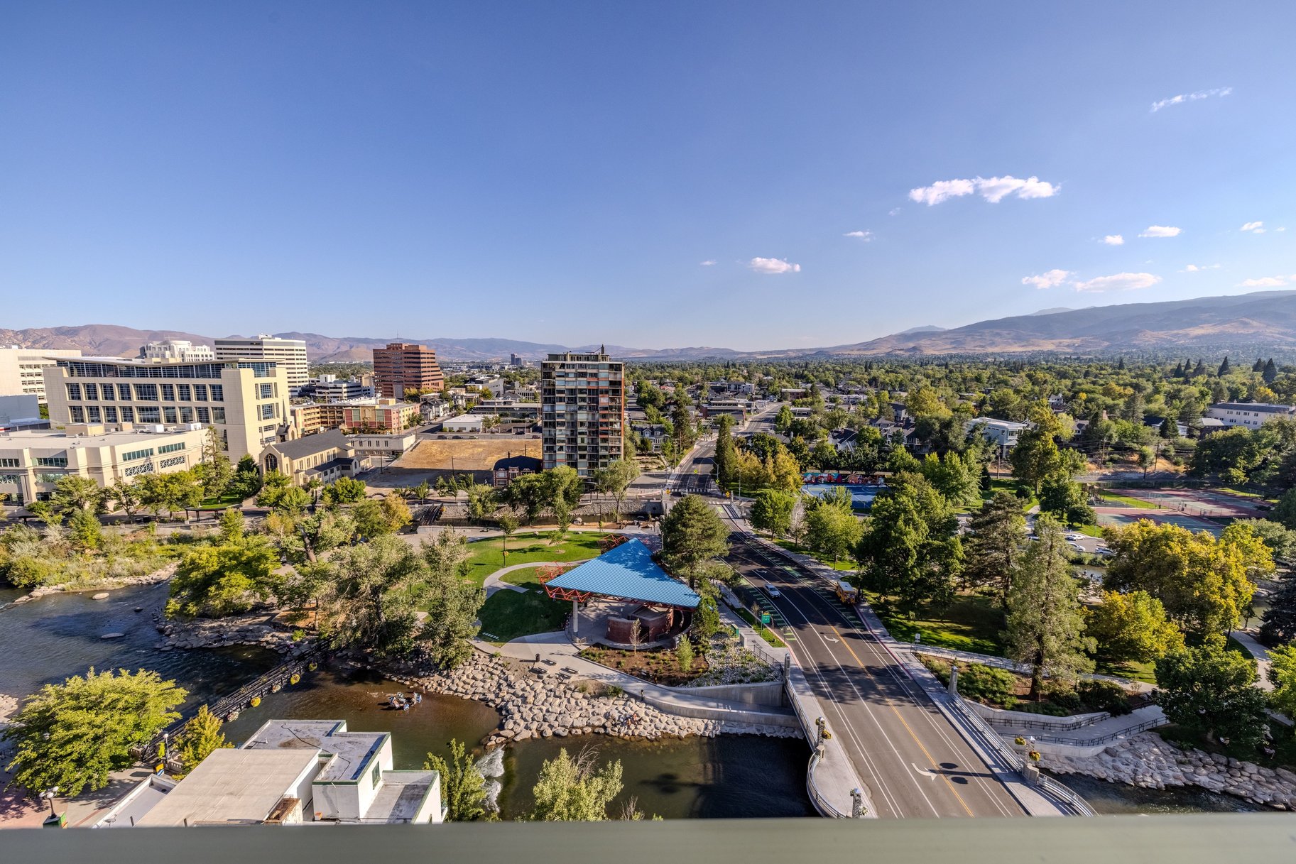  Chic Downtown Condo with Mountain & River Views - 物件實景
