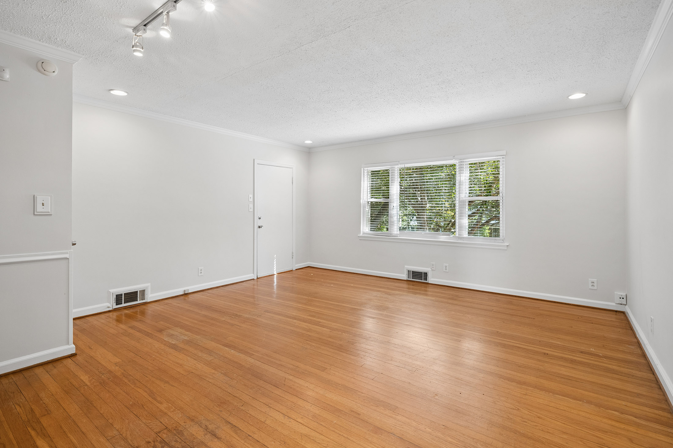  Beautifully Updated Brick Duplex Offers Rare Opportunity in the Heart of Decatur - 物件實景