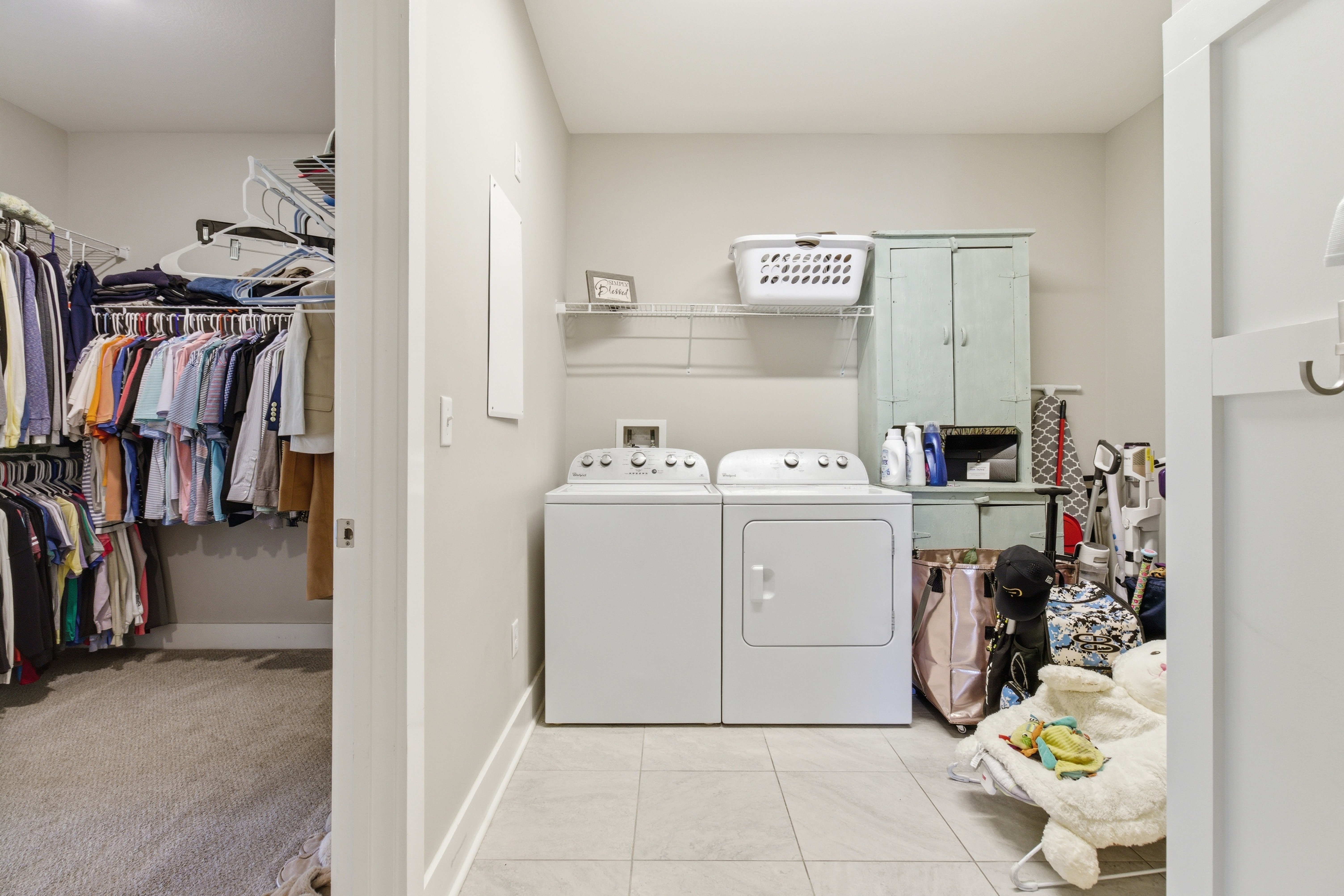  Spacious Corner-Lot Retreat With Flexible Living - 物件實景