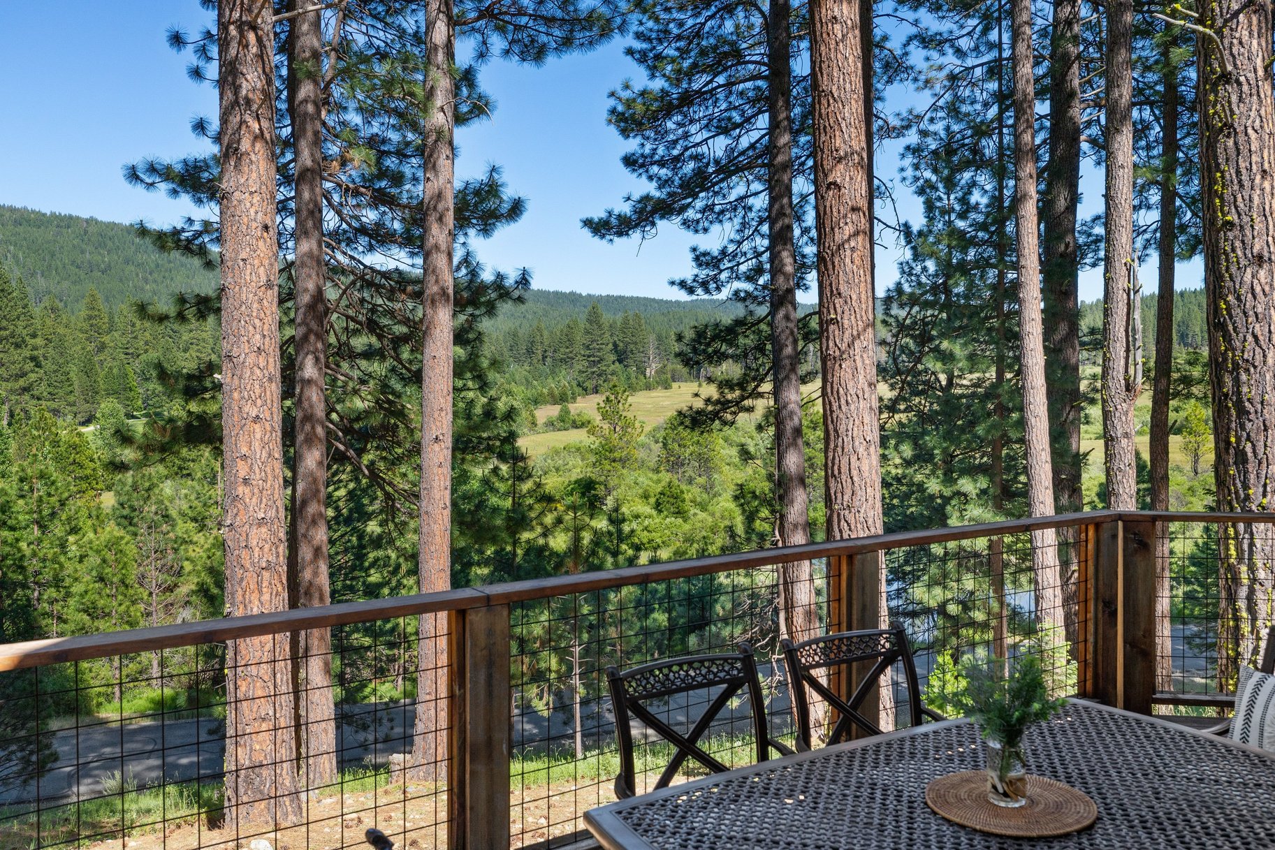  Hilltop Whitehawk Ranch Estate with Sweeping Meadow, Pond & Mountain Views - 物件實景
