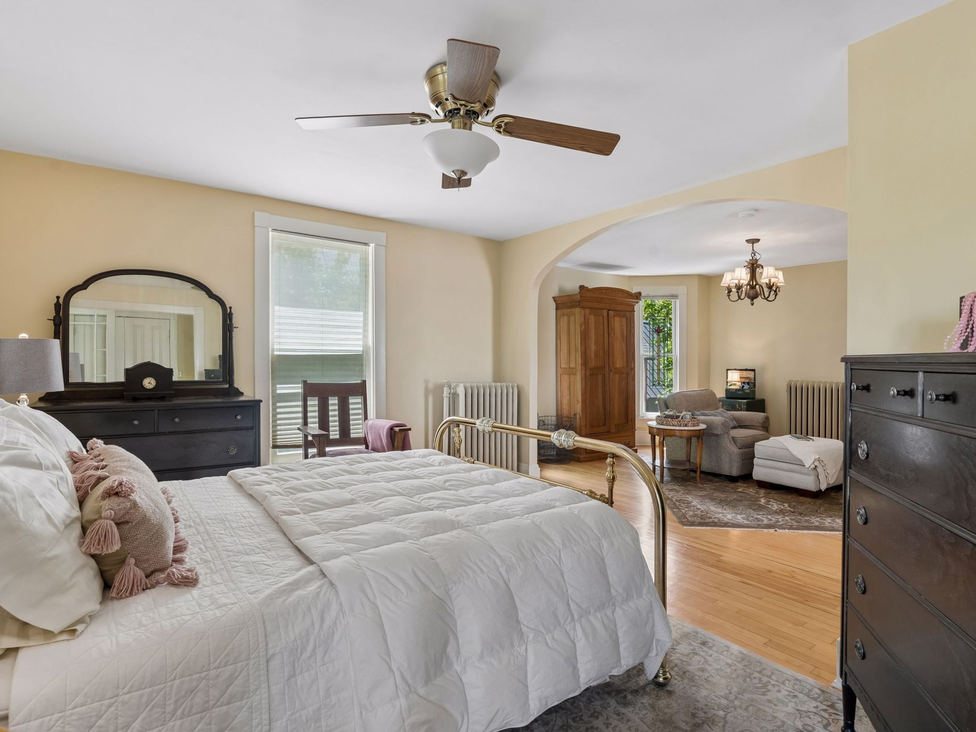  Historic Lakeside Retreat with Sunrooms and Timeless Charm - 物件實景