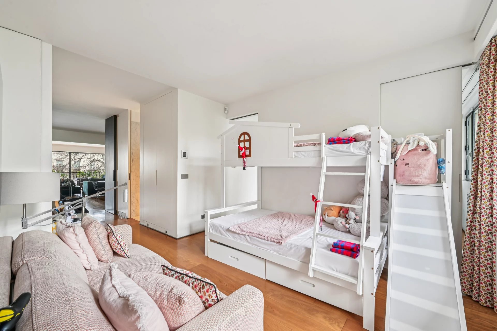 Paris 16th, Île-de-France, 75016, FR, 2 Bedrooms Bedrooms, ,1 BathroomBathrooms,Residential,For Sale,2002081