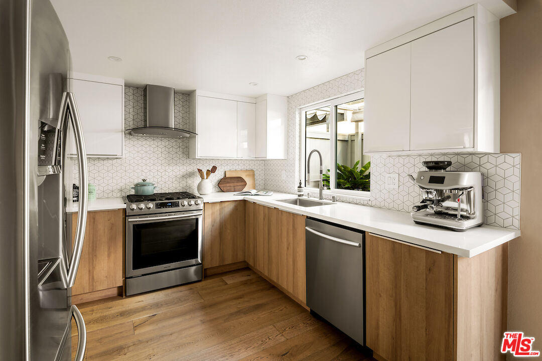 Santa Monica, California, 90403, United States, 2 Bedrooms Bedrooms, ,3 BathroomsBathrooms,Residential,For Sale,1986482