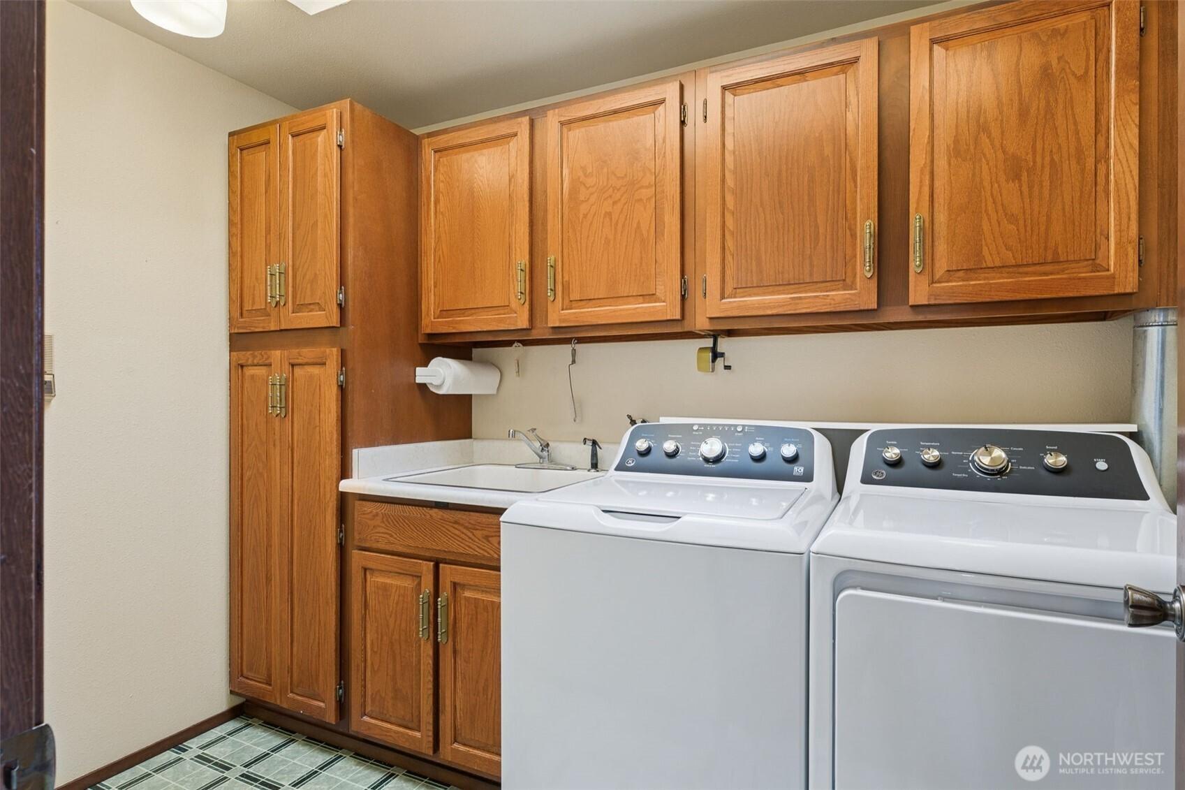 KENT, Washington, 98032, United States, 4 Bedrooms Bedrooms, ,3 BathroomsBathrooms,Residential,For Sale,1927250