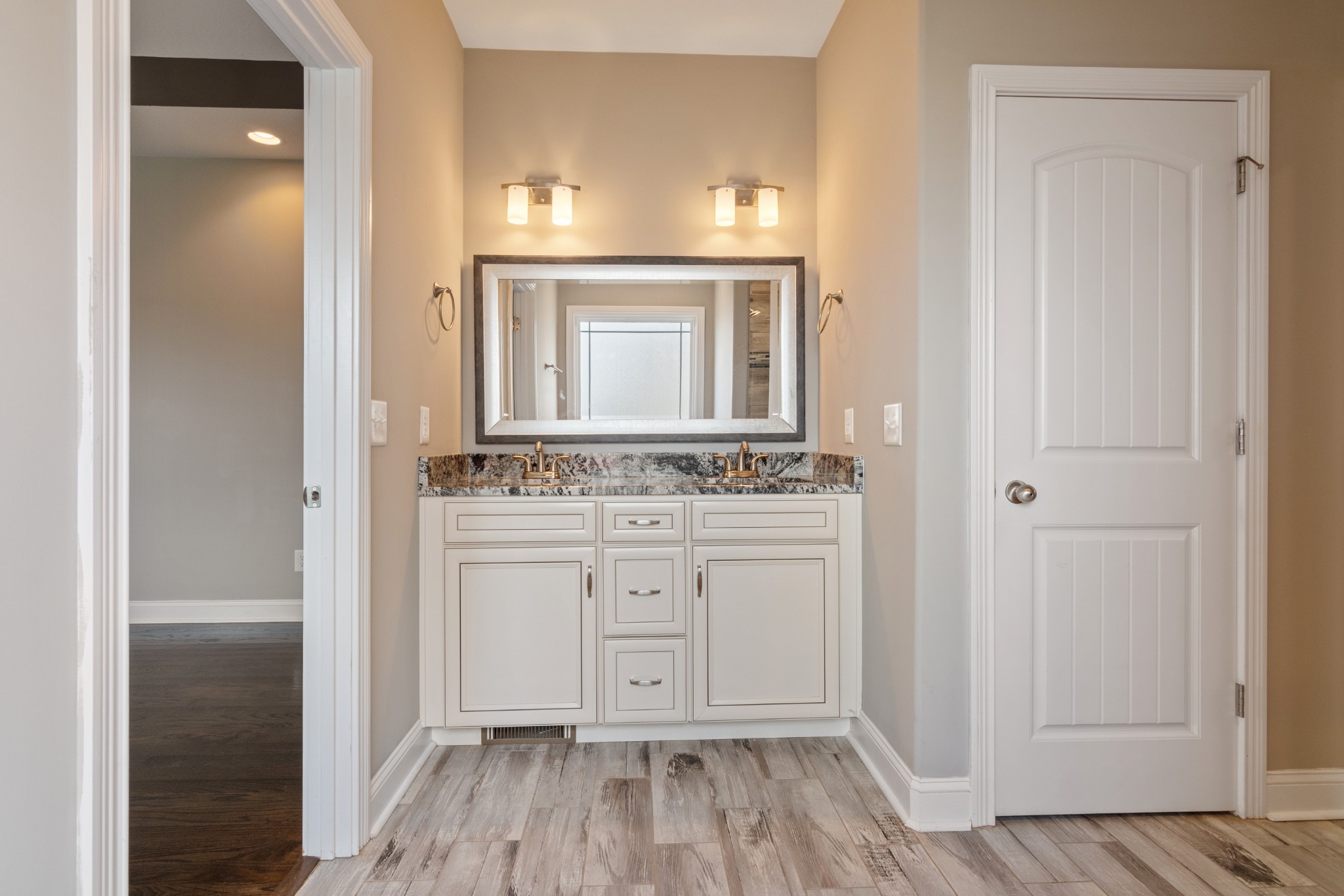 Clarksville, Tennessee, 37043, United States, 5 Bedrooms Bedrooms, ,4 BathroomsBathrooms,Residential,For Sale,1975936