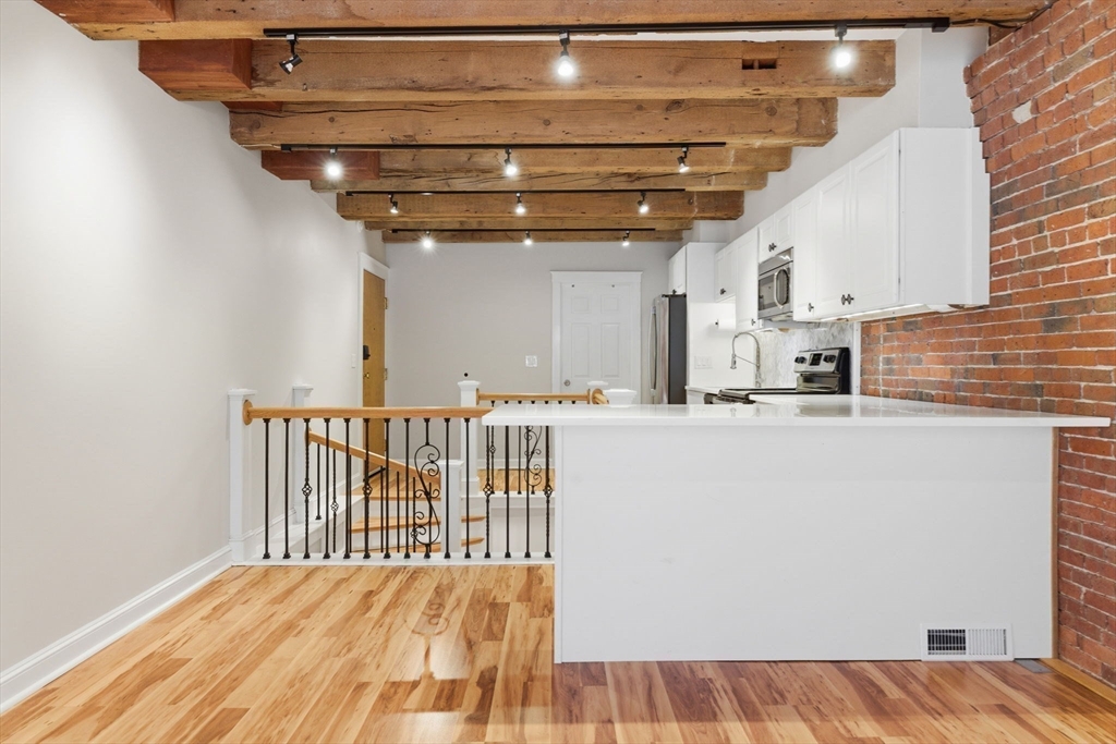 Boston, Massachusetts, 02109, United States, 2 Bedrooms Bedrooms, ,1 BathroomBathrooms,Residential,For Sale,2034502