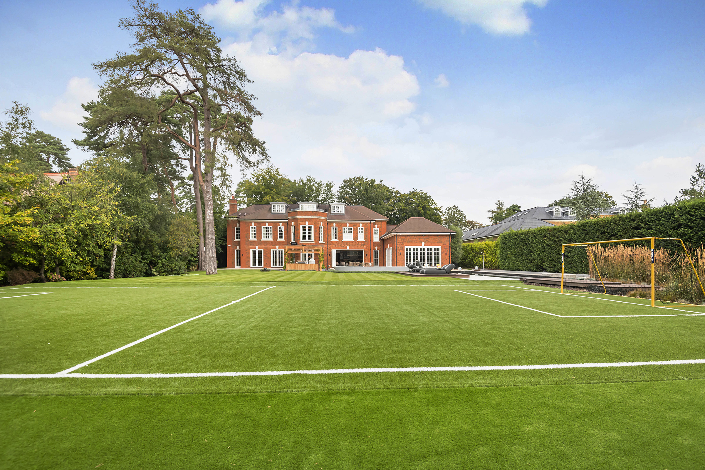  Luxury amenities and an abundance of space in this gated home - 物件實景