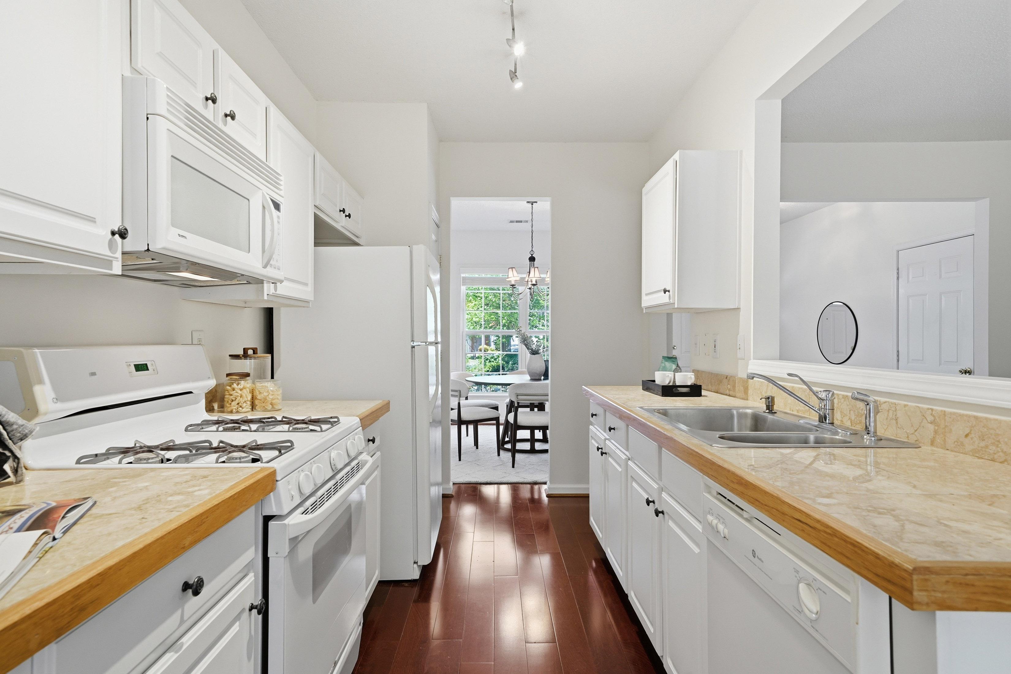  Beautifully Maintained Townhome in Sought-After Creekside at Mansell - 物件實景