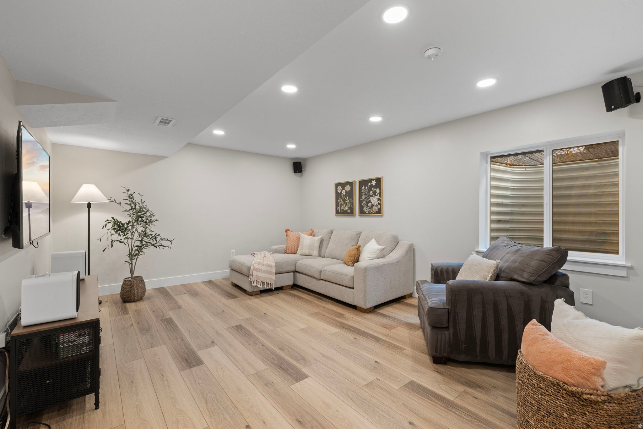 Eagle Mountain, Utah, 84005, United States, 5 Bedrooms Bedrooms, ,4 BathroomsBathrooms,Residential,For Sale,2003166