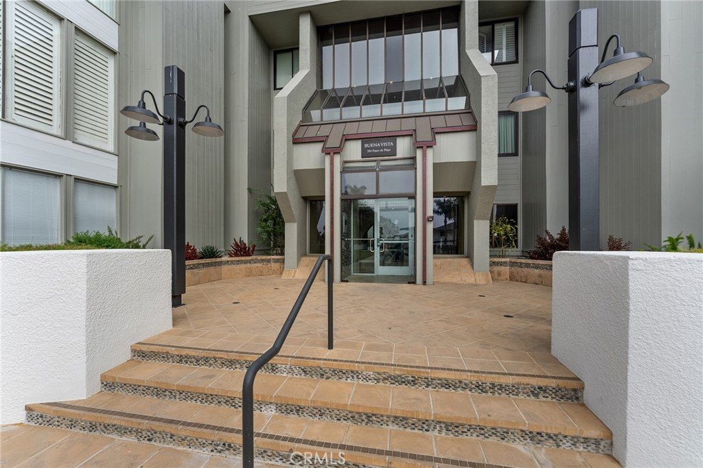 Ventura, California, 93001, United States, 2 Bedrooms Bedrooms, ,1 BathroomBathrooms,Residential,For Sale,1990388