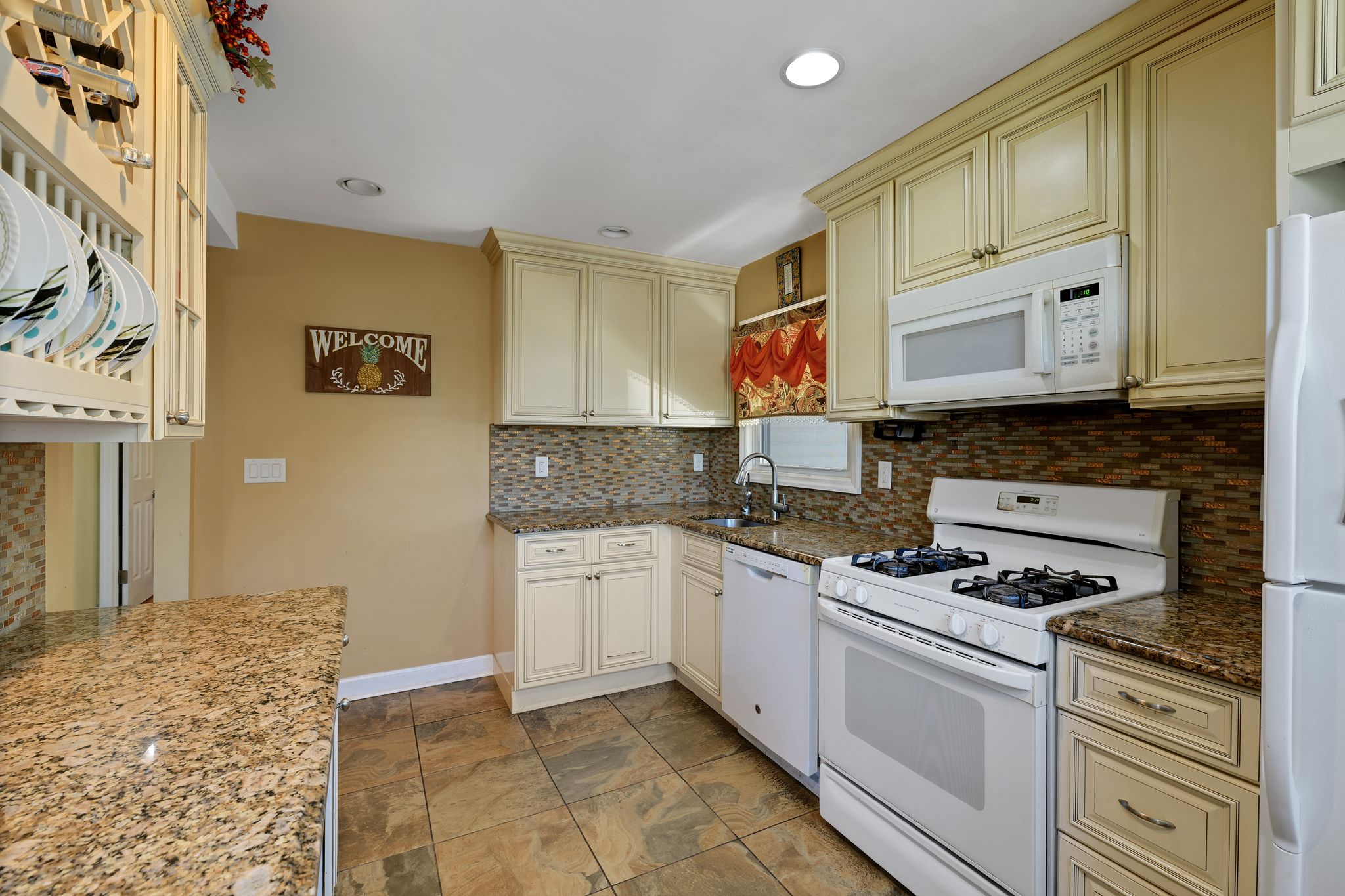 Elmwood Park, New Jersey, 07407, United States, 4 Bedrooms Bedrooms, ,3 BathroomsBathrooms,Residential,For Sale,1921760