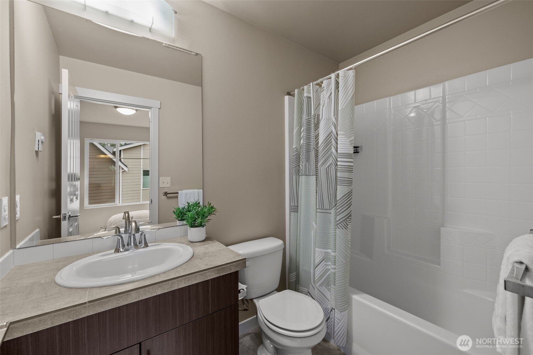 Everett, Washington, 98208, United States, 2 Bedrooms Bedrooms, ,2 BathroomsBathrooms,Residential,For Sale,1975996