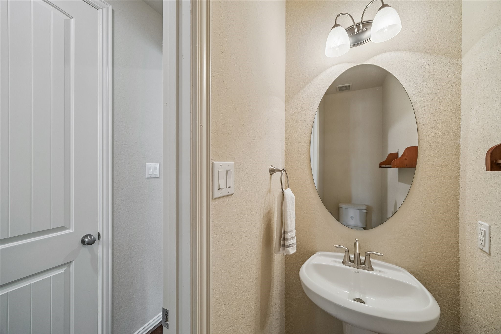  6228 Watford Drive - 物件實景