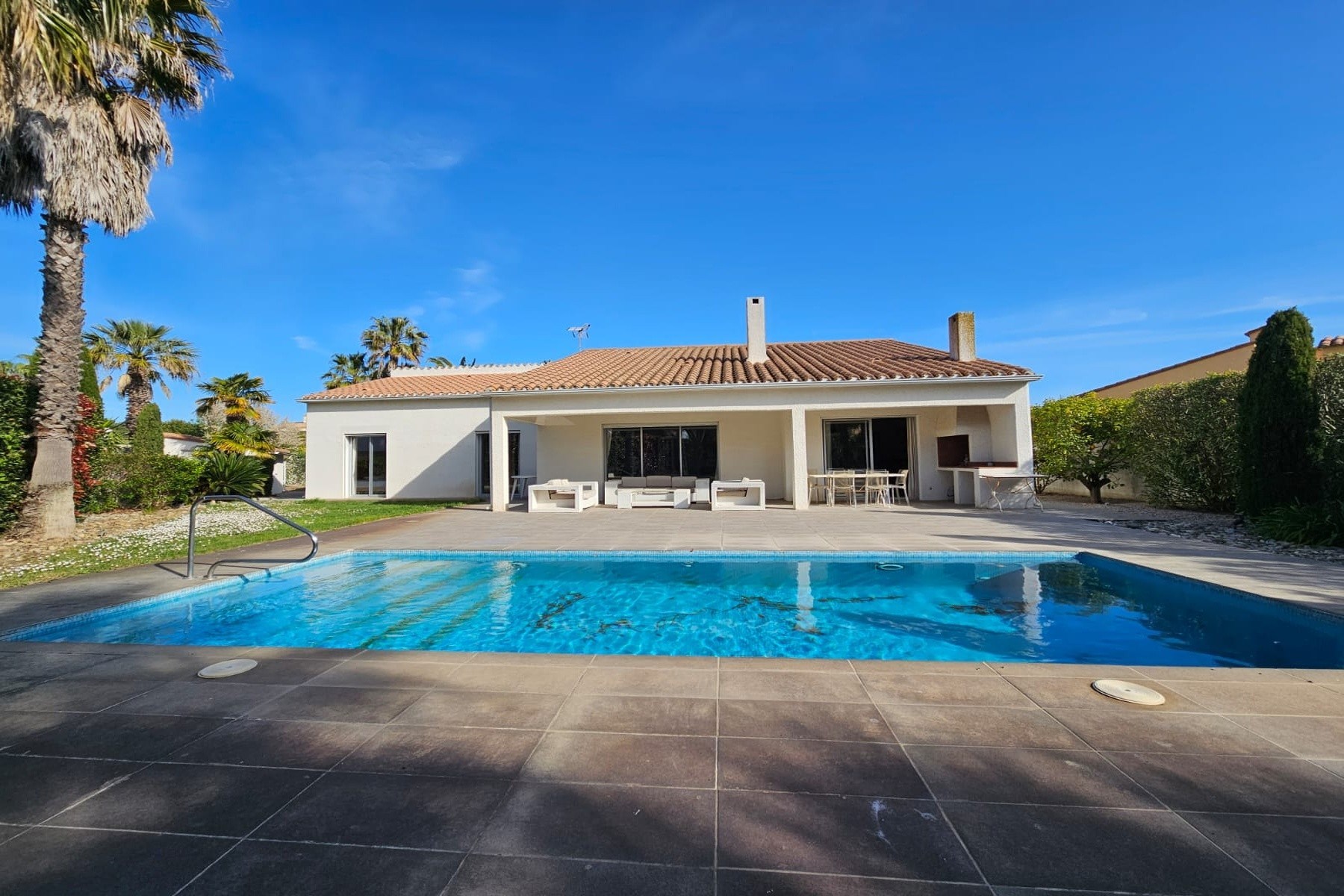  Single-storey home with pool in a peaceful and private setting - 物件實景