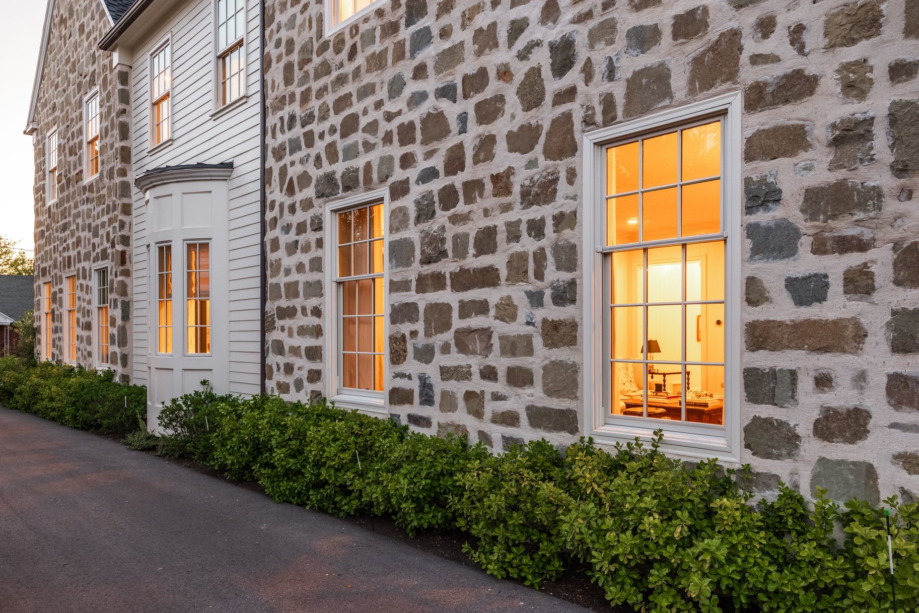  Timeless Colonial Charm Meets Refined Modern Luxury In This Storybook Retreat - 物件實景