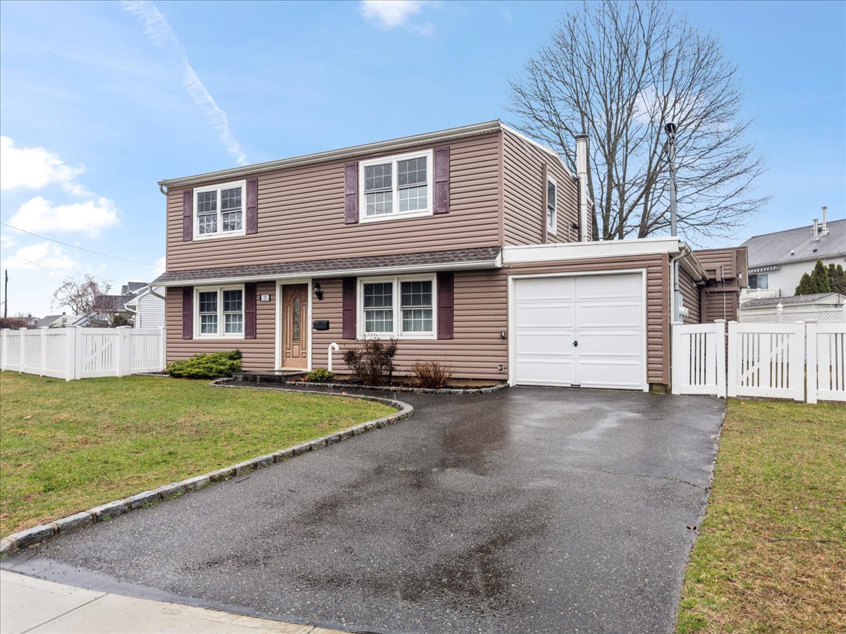 Massapequa, New York, 11758, United States, 5 Bedrooms Bedrooms, ,2 BathroomsBathrooms,Residential,For Sale,1930623