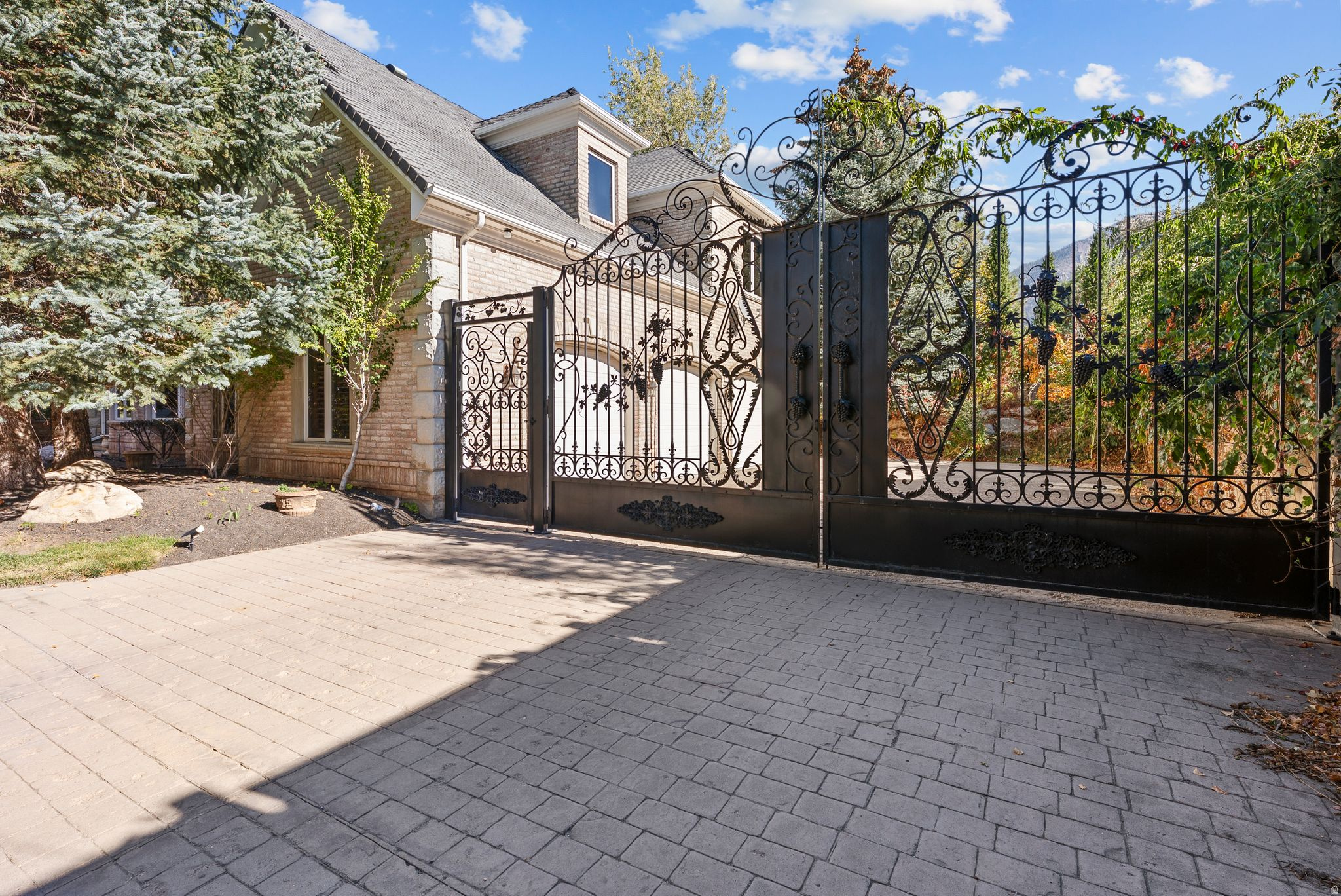 Sandy, Utah, 84092, United States, 6 Bedrooms Bedrooms, ,7 BathroomsBathrooms,Residential,For Sale,1988296