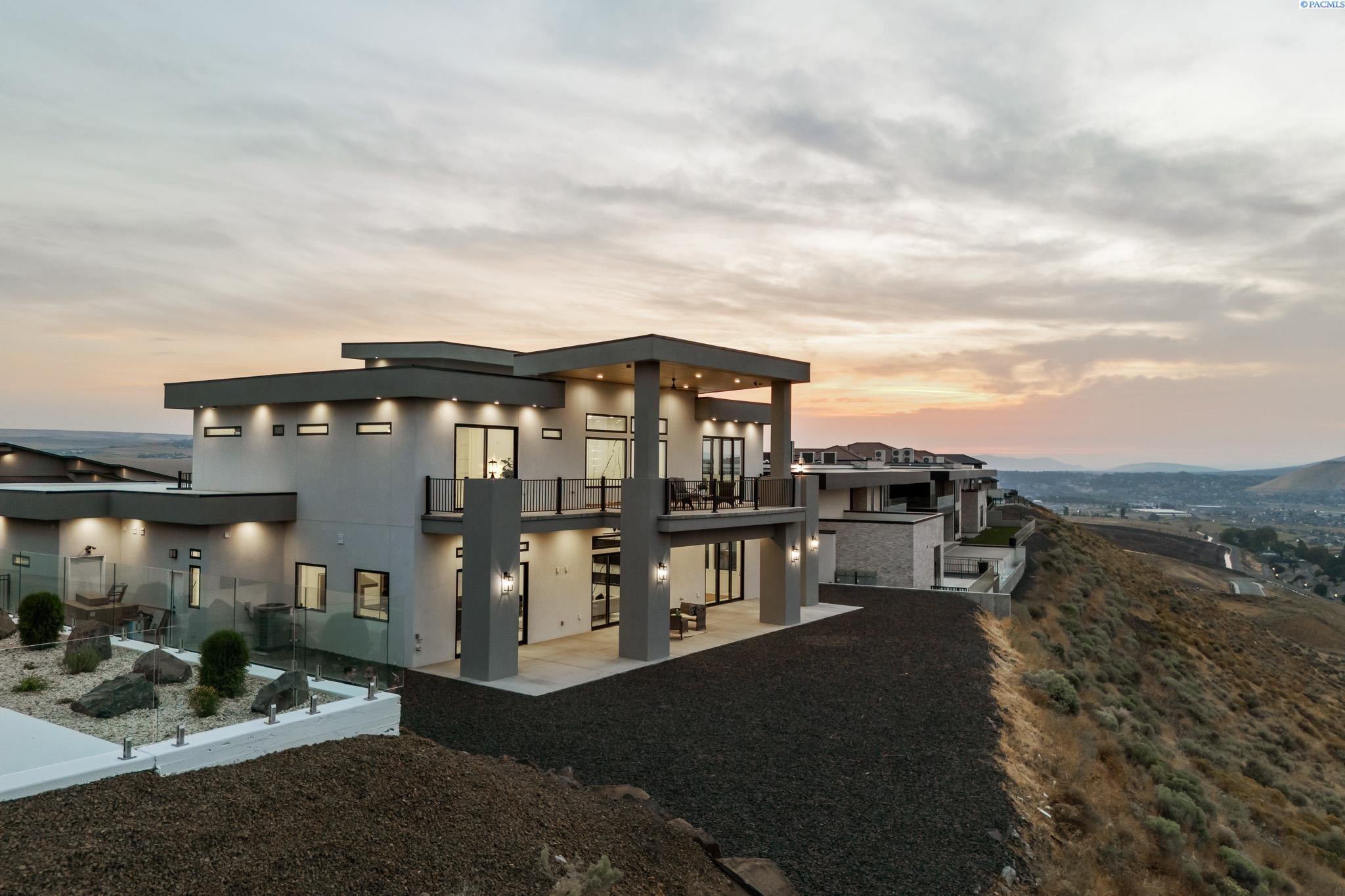 Kennewick, Washington, 99338, United States, 4 Bedrooms Bedrooms, ,6 BathroomsBathrooms,Residential,For Sale,1941277