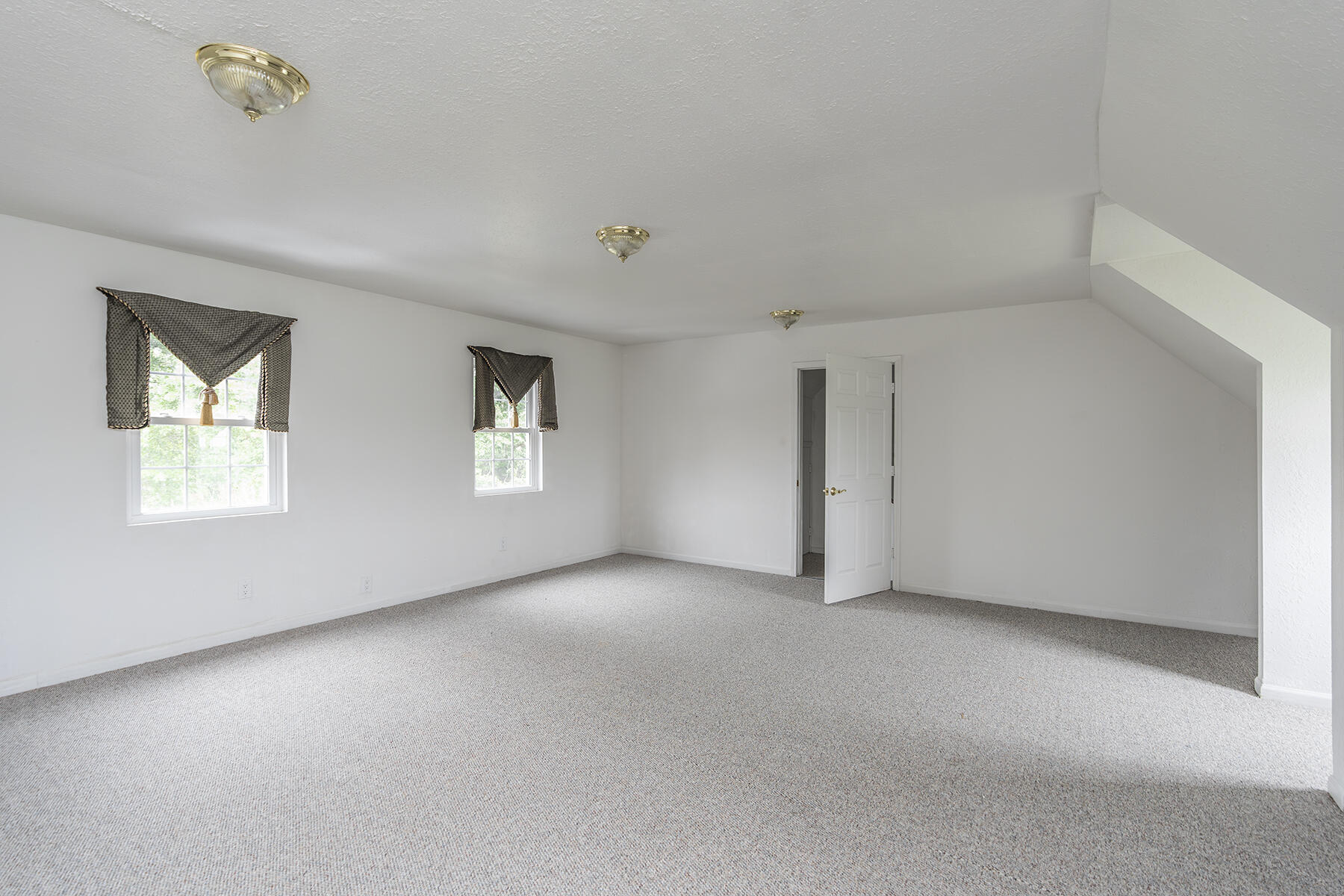 Jeffersonville, Kentucky, 40337, United States, 5 Bedrooms Bedrooms, ,4 BathroomsBathrooms,Residential,For Sale,1989610