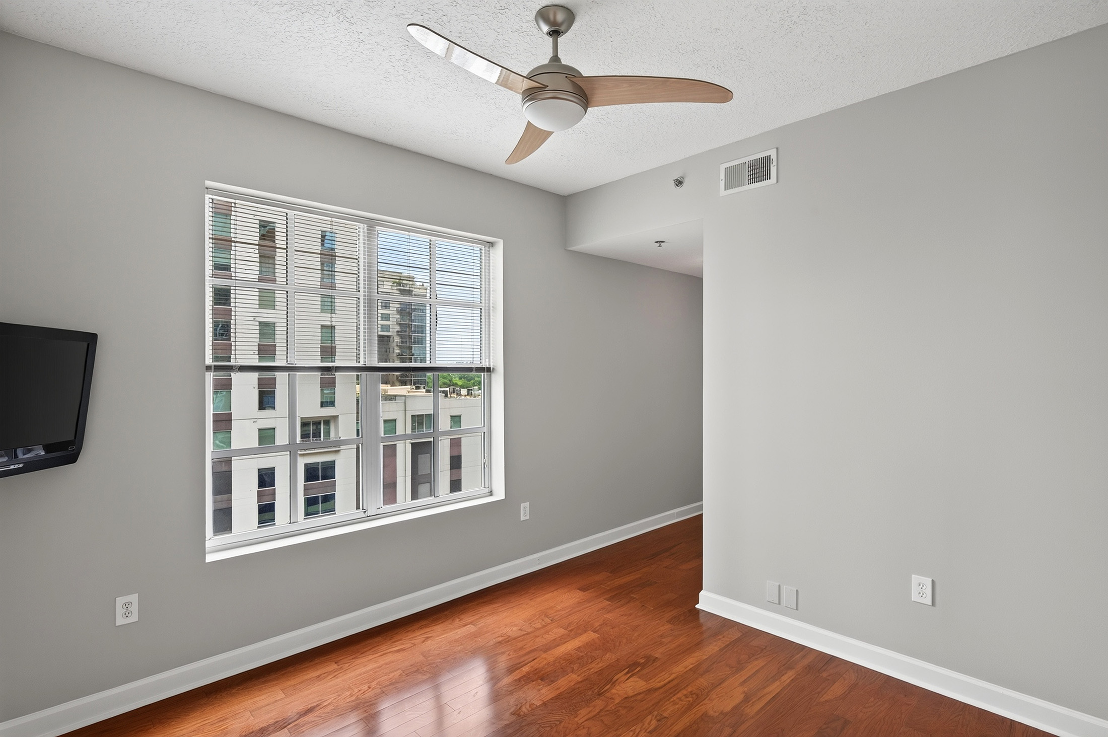 Beautifully Renovated Condo in Unbeatable Midtown Location - 物件實景