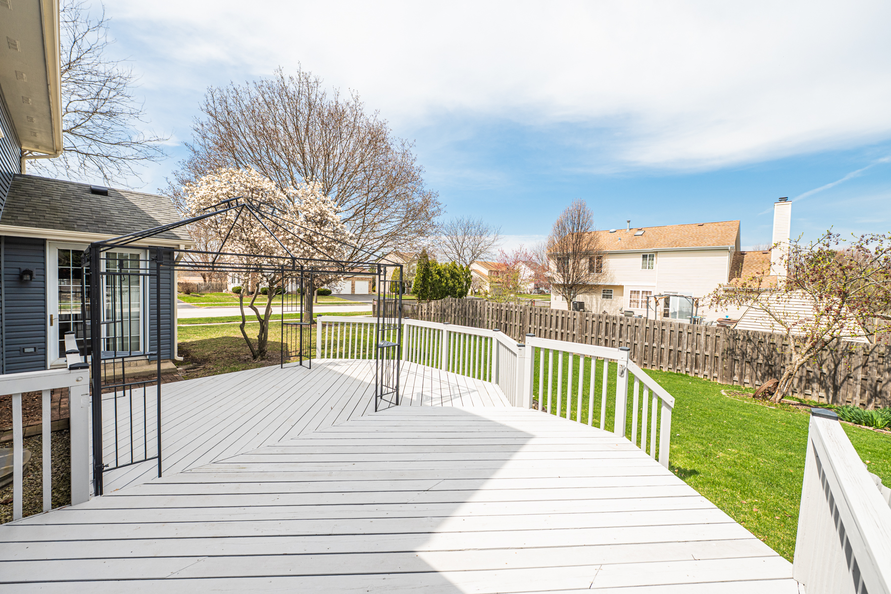  Beautifully Maintained Storybook Home - 物件實景