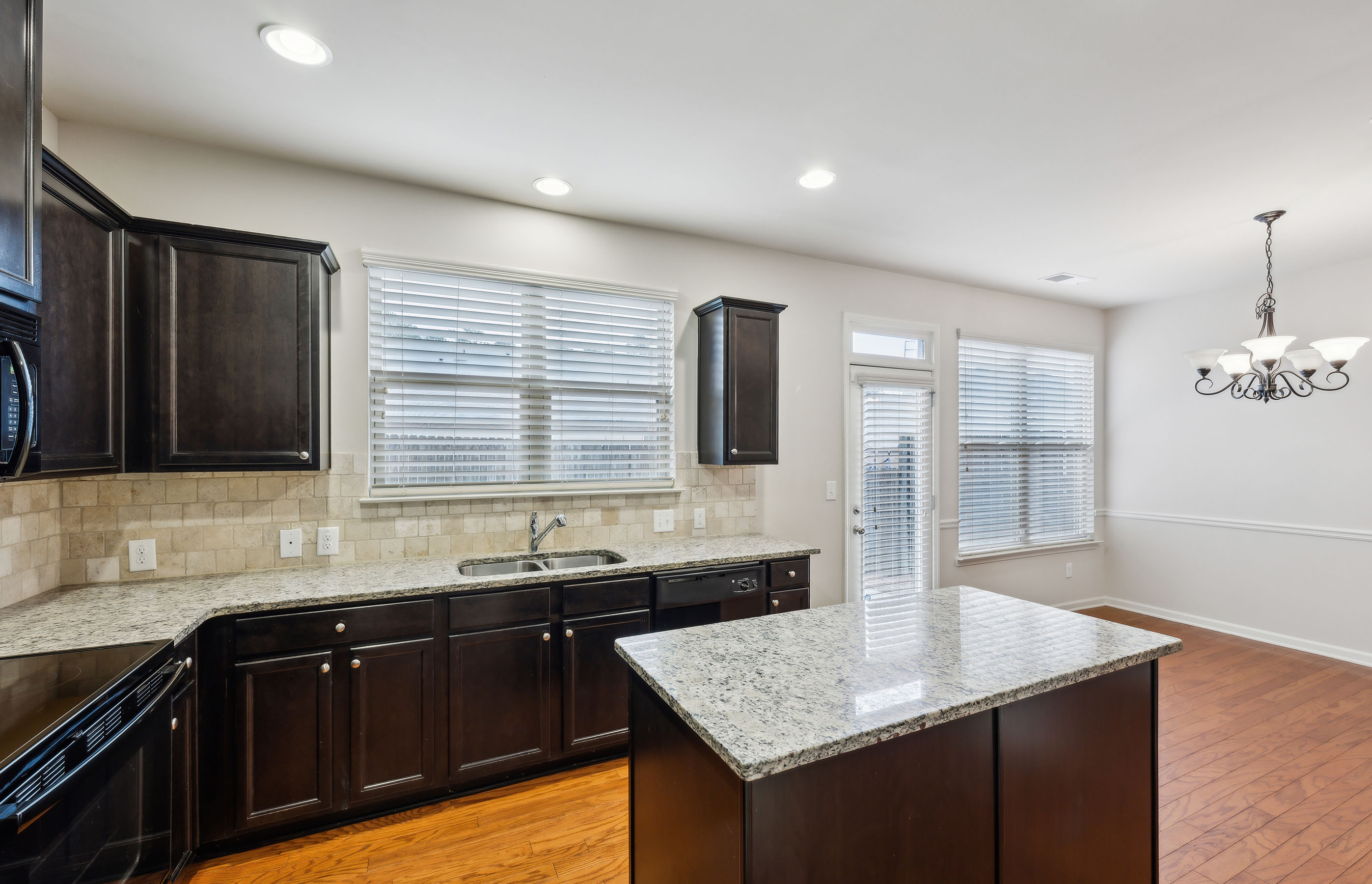  Welcome to this Beautifully Maintained Two-Story Townhome - 物件實景