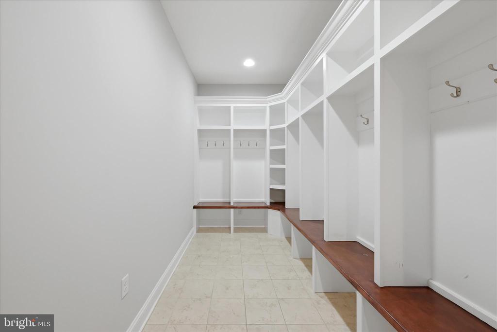 Winchester, Virginia, 22602, United States, 6 Bedrooms Bedrooms, ,5 BathroomsBathrooms,Residential,For Sale,2032756