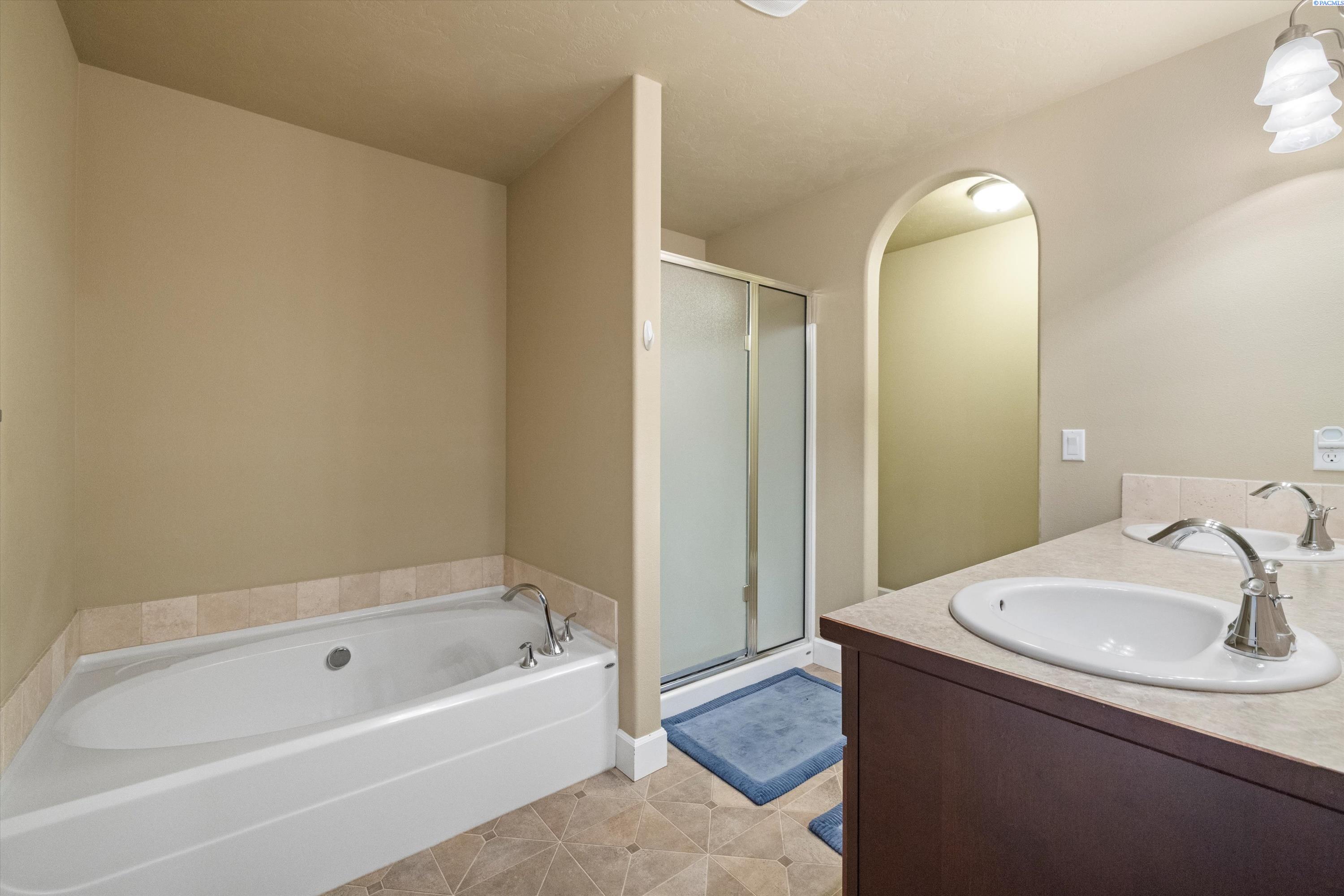 Pasco, Washington, 99301, United States, 6 Bedrooms Bedrooms, ,3 BathroomsBathrooms,Residential,For Sale,1705184